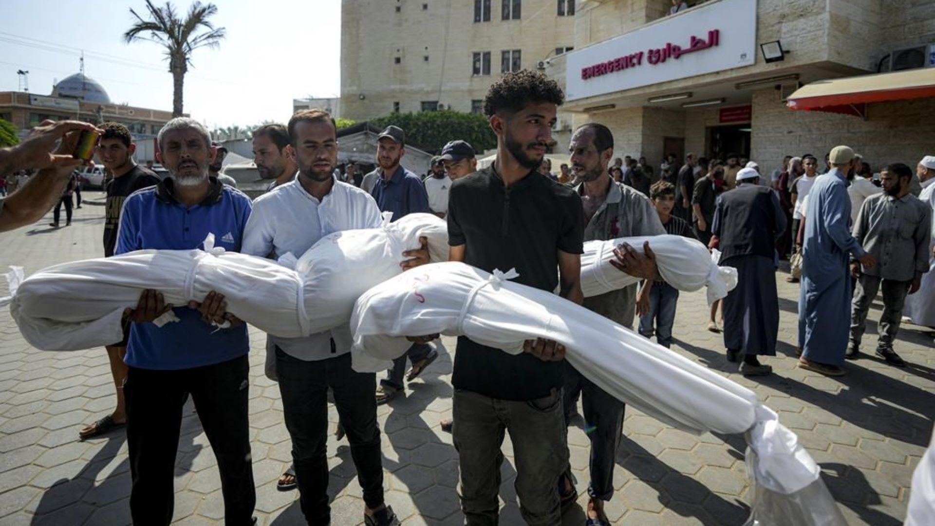 Le ministère de la Santé de Gaza a indiqué qu'au moins 289 autres personnes avaient été blessées dans l'attaque et que de nombreux blessés et morts avaient été transportés à l'hôpital Nasser voisin.