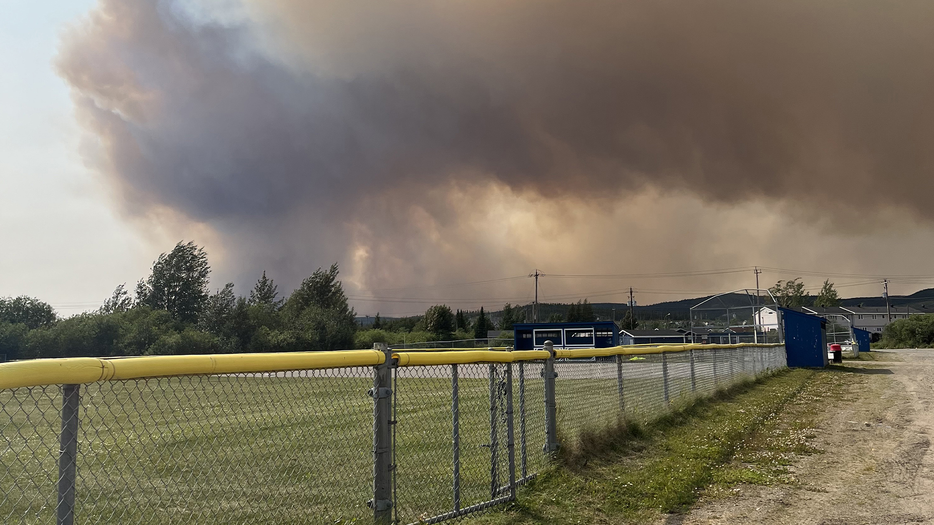 La fumée d'un feu de forêt est vue à Labrador City, T.-N.-L., dans une photo de distribution du vendredi 12 juillet 2024. 