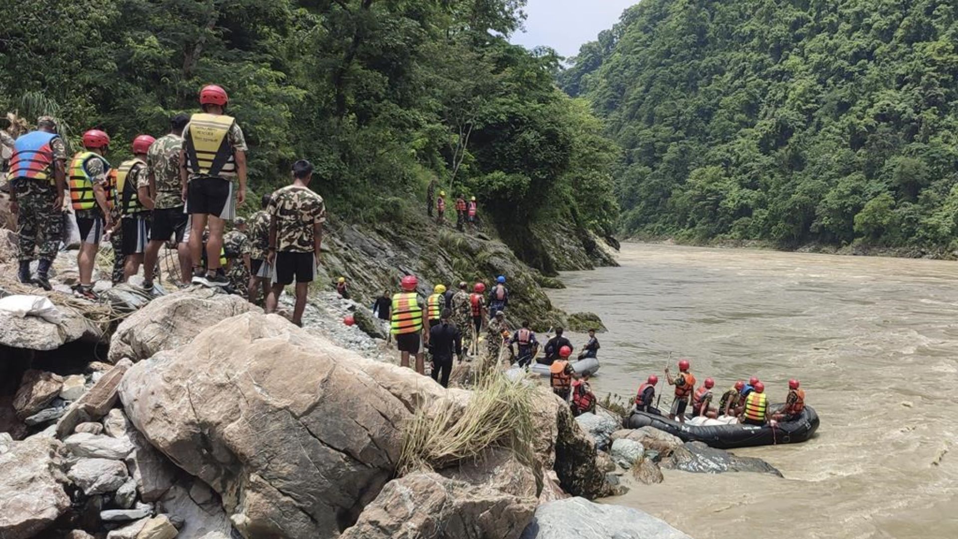 Les autobus, transportant plus de 50 personnes, sont tombés dans la rivière Trishuli.