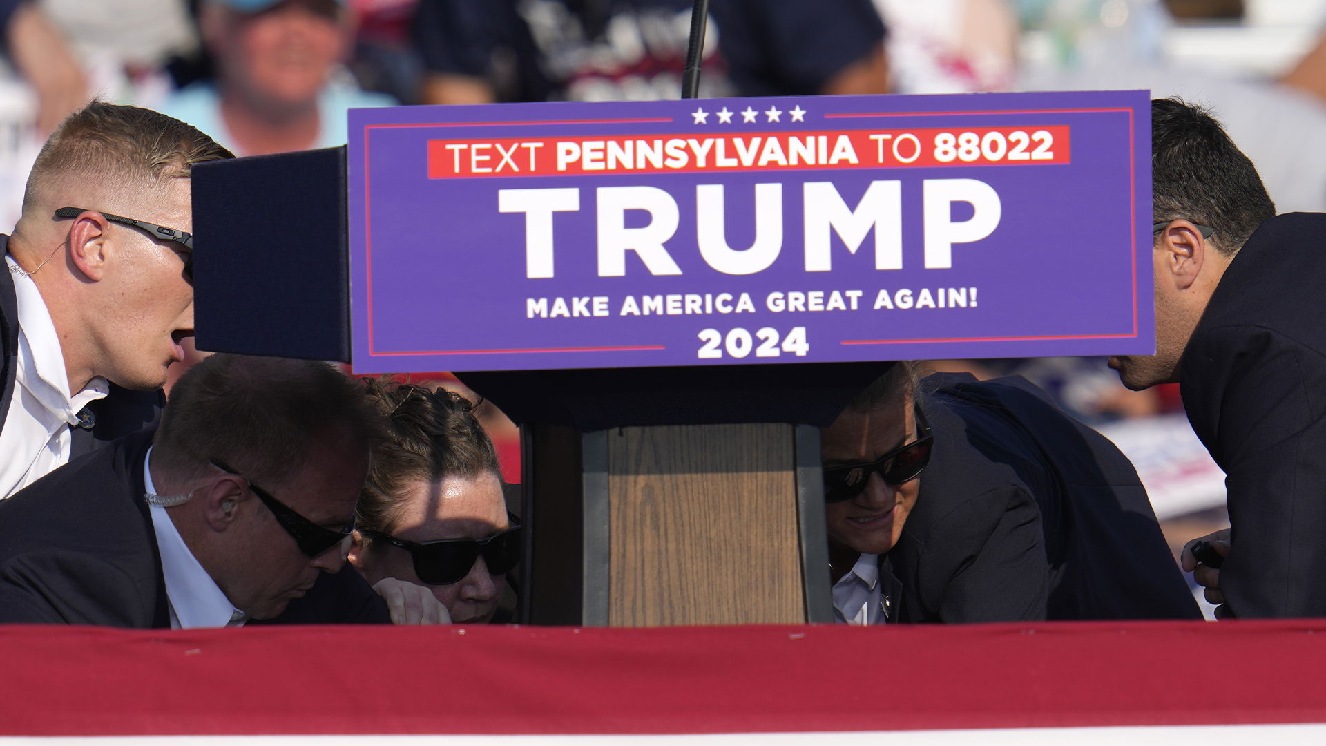 Des membres des services secrets américains entourent le candidat républicain à la présidence, l'ancien président Donald Trump, lors d'un événement de campagne à Butler (Pennsylvanie), le samedi 13 juillet 2024.