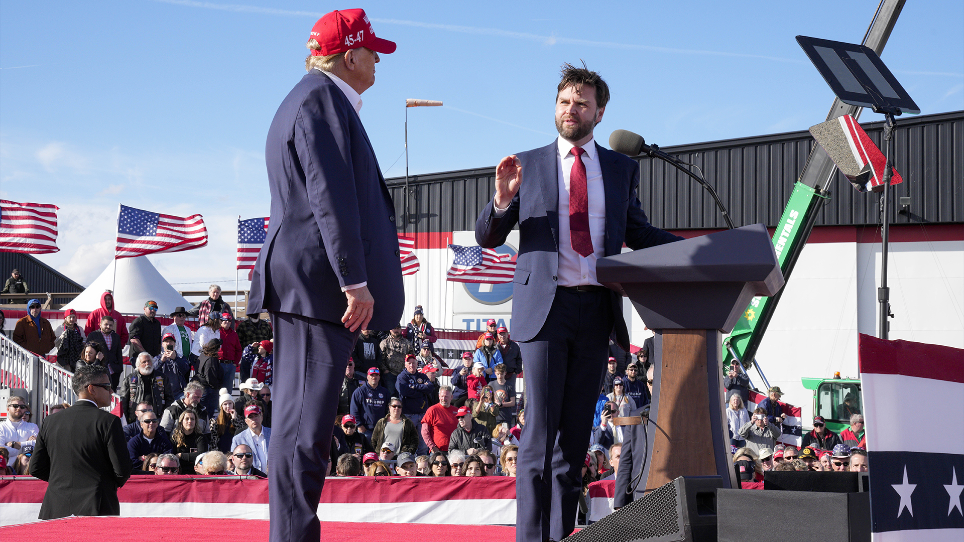 Le candidat républicain à la présidentielle et ancien président Donald Trump, à gauche, serre la main du sénateur J.D. Vance lors d'un rassemblement électoral le samedi 16 mars 2024, à Vandalia, Ohio. 