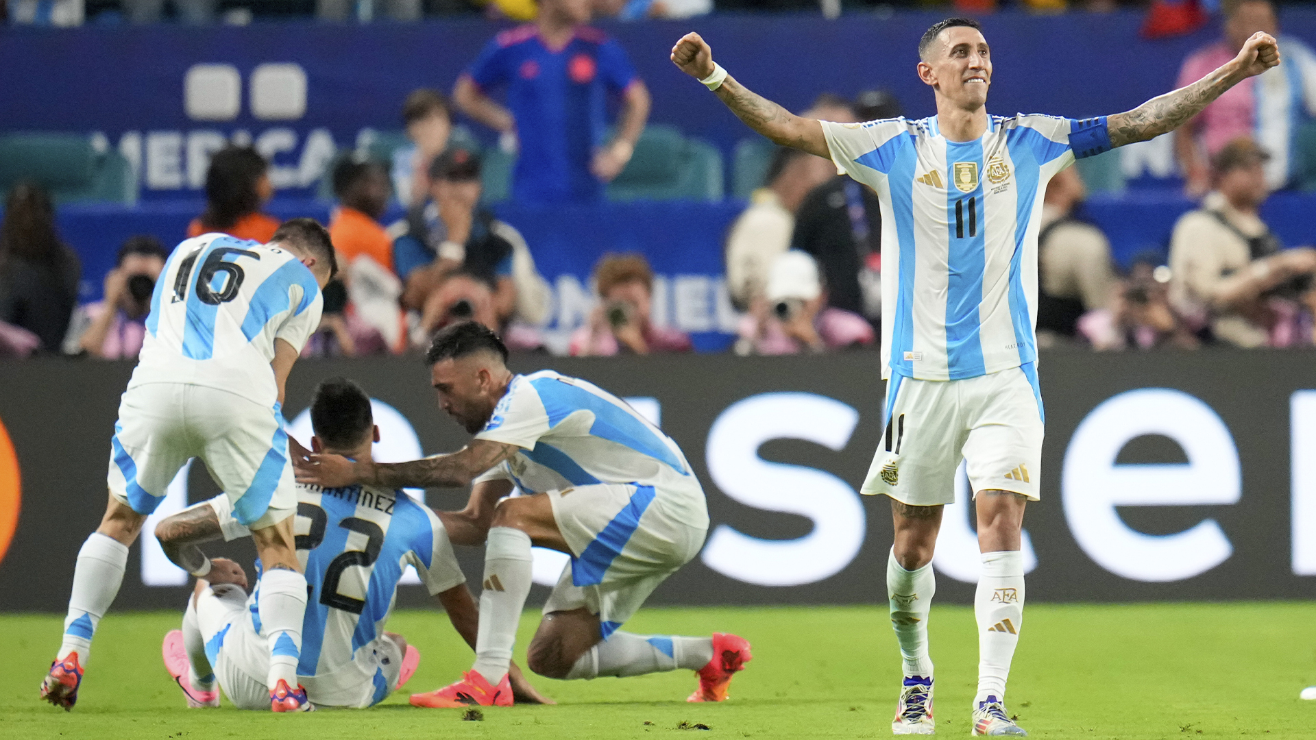 Des joueurs de l'Argentine célèbrent en compagnie de Lautaro Martinez (22) après son but en temps supplémentaire lors de la finale de la Copa America contre la Colombie, le 14 juillet 2024.