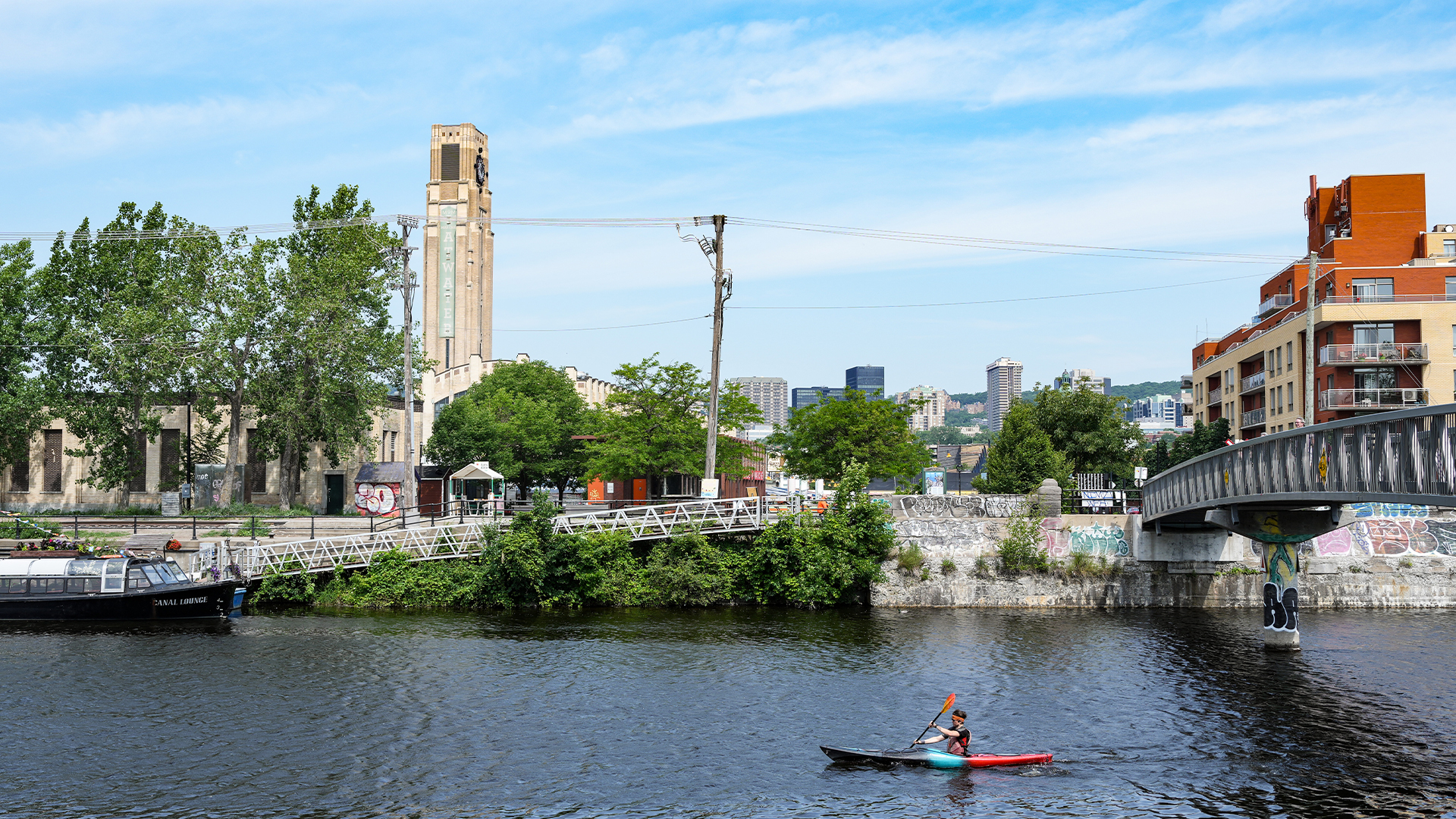 Une personne fait du kayak sur le canal de Lachine à Montréal le mardi 18 juin 2024. 