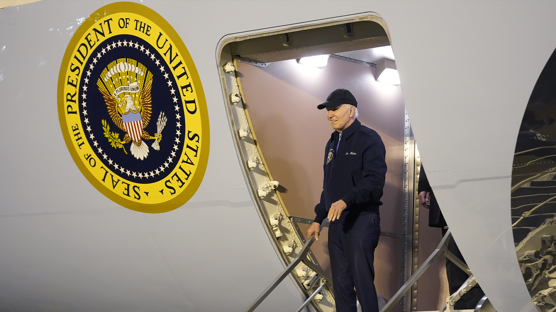 Le président Joe Biden descend les marches d'Air Force One à la base aérienne de Dover dans le Delaware, le mercredi 17 juillet 2024.