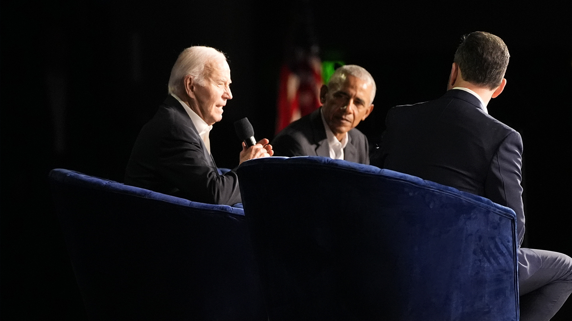 Le président Joe Biden s'exprime lors d'un événement de campagne avec l'ancien président Barack Obama, animé par Jimmy Kimmel (à gauche), au Peacock Theater, le samedi 15 juin 2024, à Los Angeles.