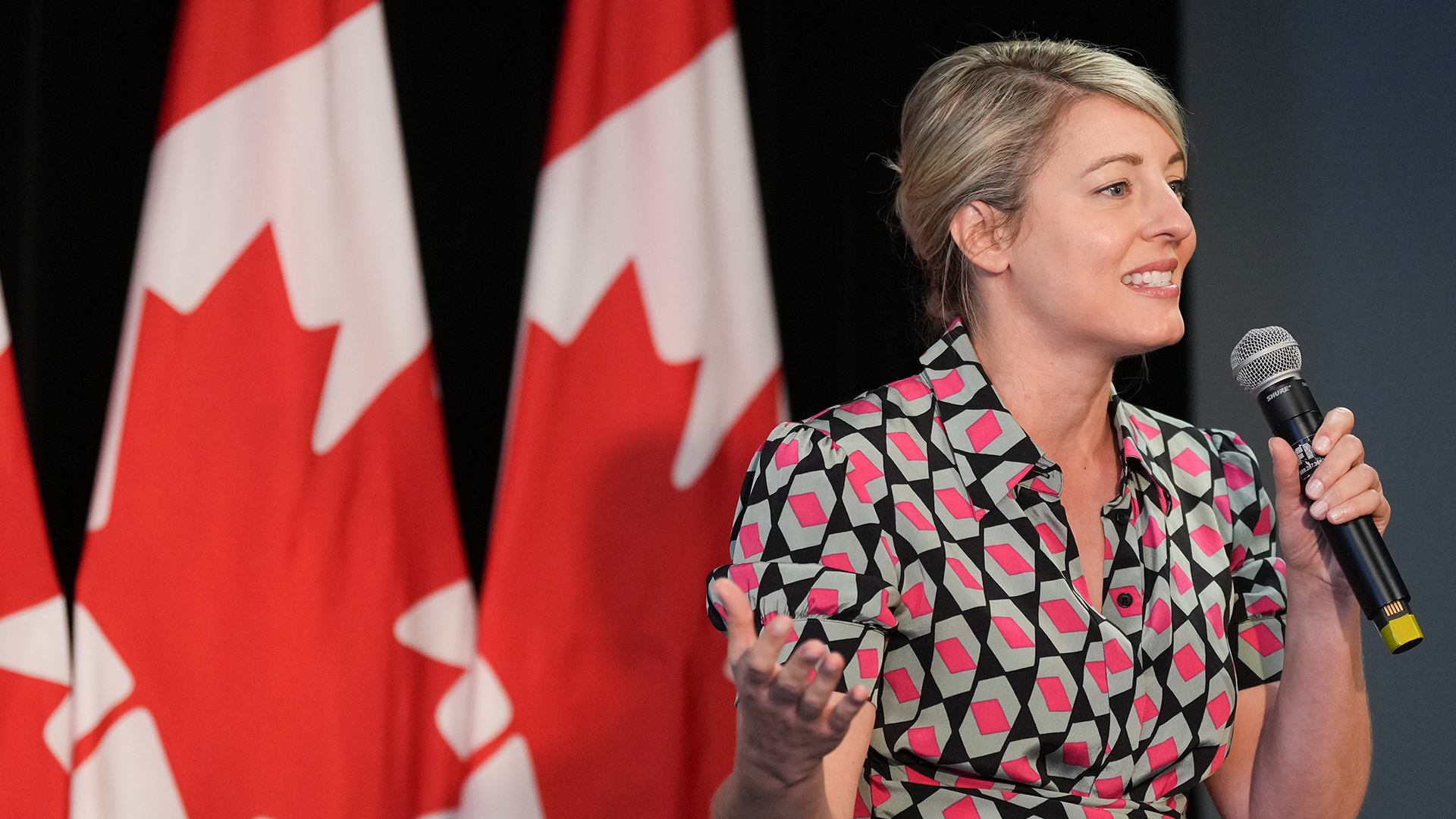 Mélanie Joly, ministre fédérale des Affaires étrangères, en allocution à Montréal lors d'une activité libérale de financement en juillet 2024.