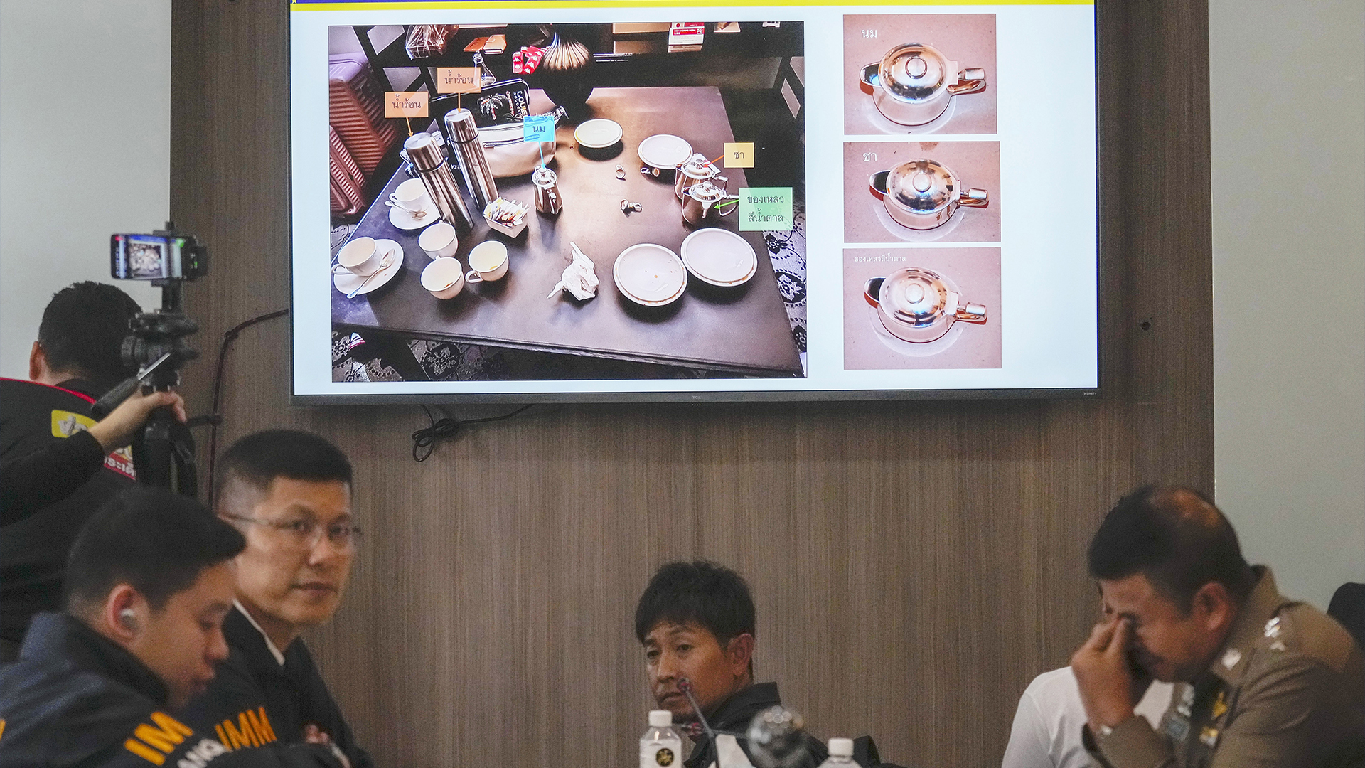 La police thaïlandaise montre des photos de preuves lors d'une conférence de presse au poste de police de Lumpini à Bangkok, Thaïlande, mercredi 17 juillet 2024. 