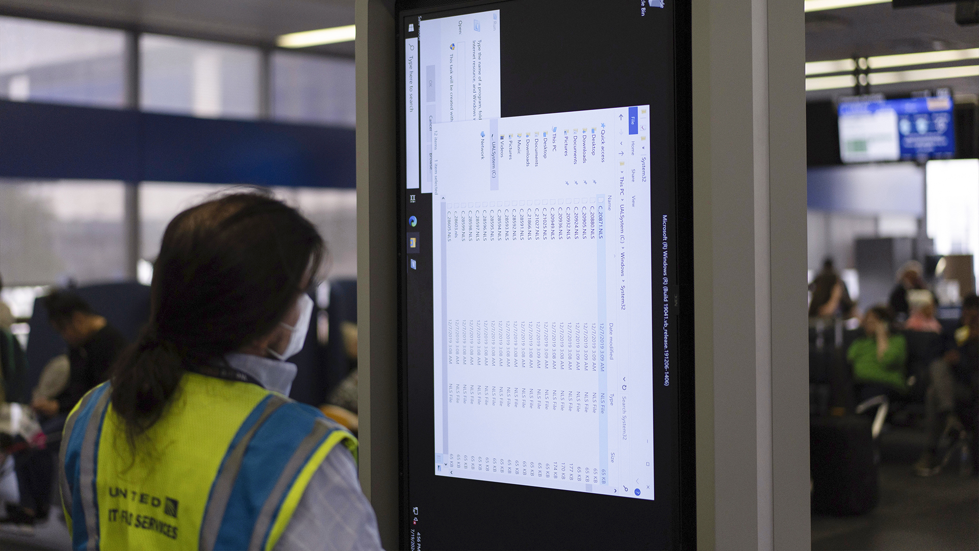 Un technicien travaille sur un écran d'information près des portes d'embarquement de United Airlines à l'aéroport international O'Hare de Chicago, vendredi 19 juillet 2024, après qu'une mise à jour défectueuse de CrowdStrike a provoqué une panne d'Internet majeure pour les ordinateurs fonctionnant sous Microsoft Windows.