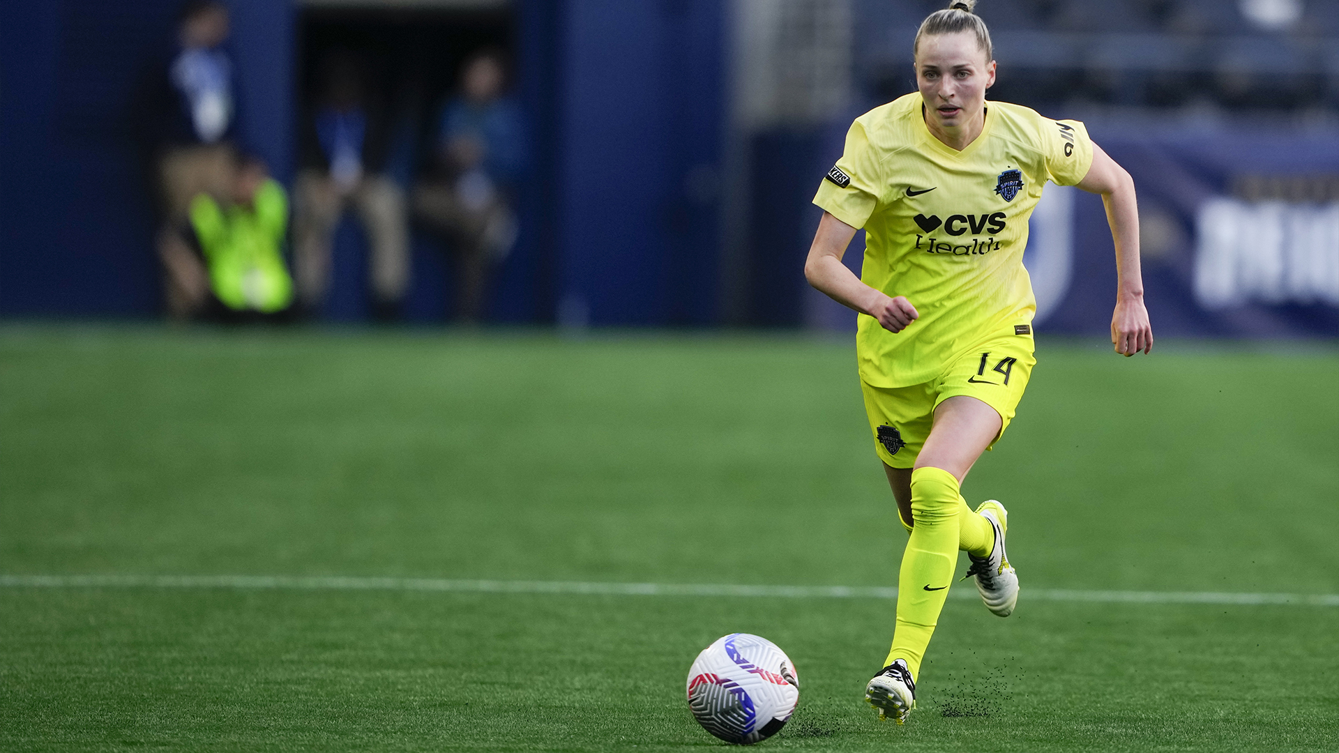 La défenseure du Washington Spirit, Gabrielle Carle, joue le ballon contre le Seattle Reign pendant la deuxième mi-temps d'un match de football de la NWSL, dimanche 17 mars 2024, à Seattle. 