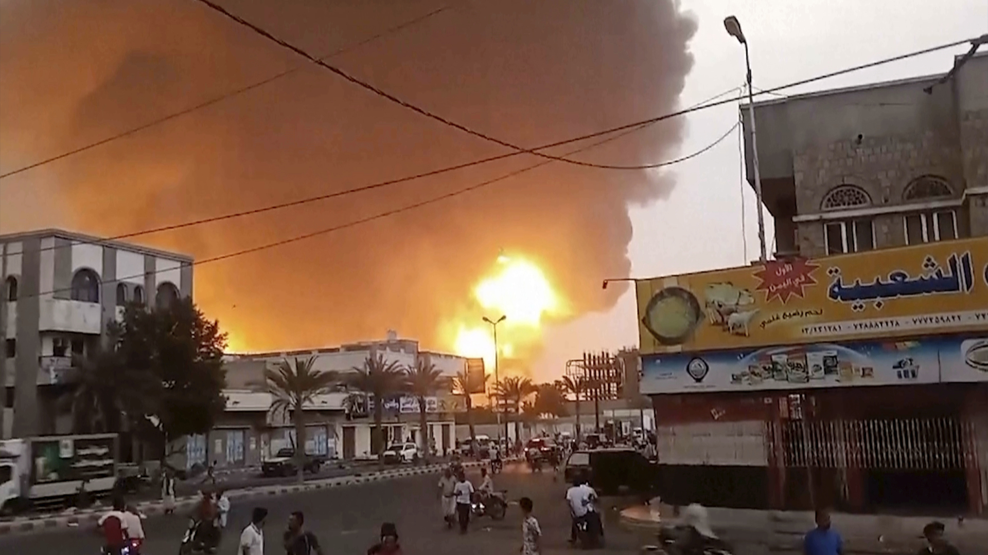 Dans cette image vidéo, de la fumée et des flammes s'élèvent d'un site à Hodeidah, au Yémen, le samedi 20 juillet 2024. L'armée israélienne affirme avoir frappé plusieurs cibles houthies dans l'ouest du Yémen à la suite d'une attaque de drone mortelle menée par le groupe rebelle à Tel-Aviv la veille.