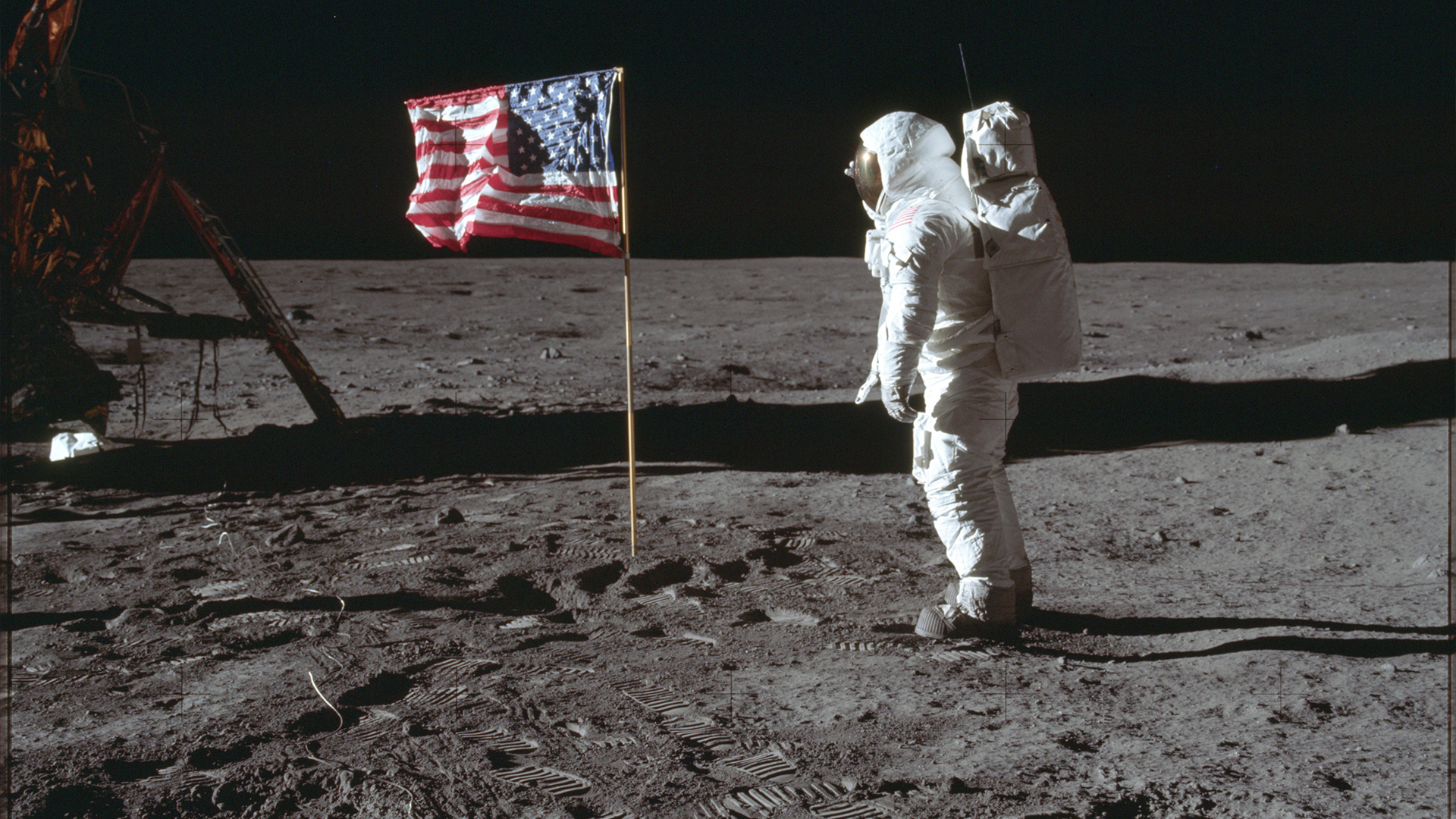 Sur cette photo prise le 20 juillet 1969 par la NASA, l'astronaute Buzz Aldrin Jr. pose à côté du drapeau américain sur la Lune lors de la mission Apollo 11. 