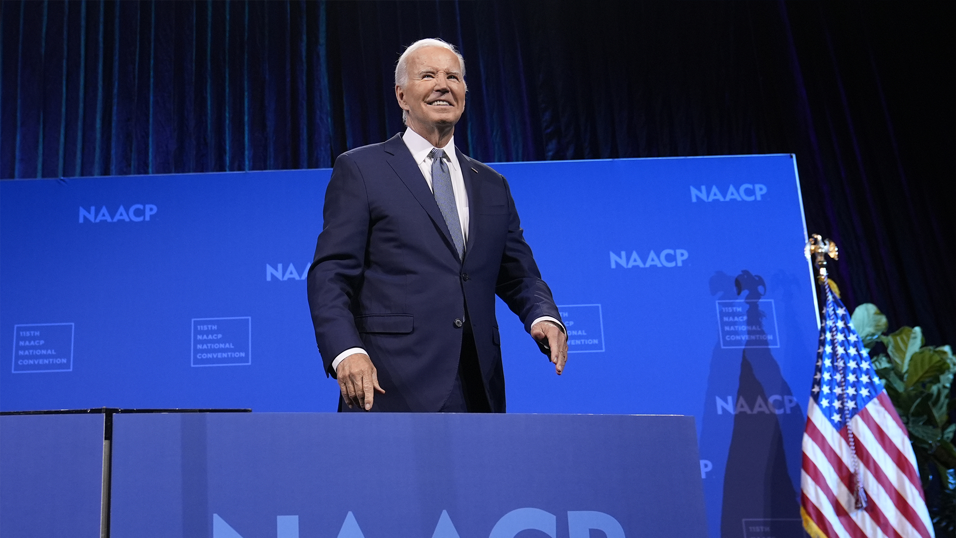 Le président Joe Biden regarde la foule lors de la 115e convention nationale de la NAACP à Las Vegas, mardi 16 juillet 2024.