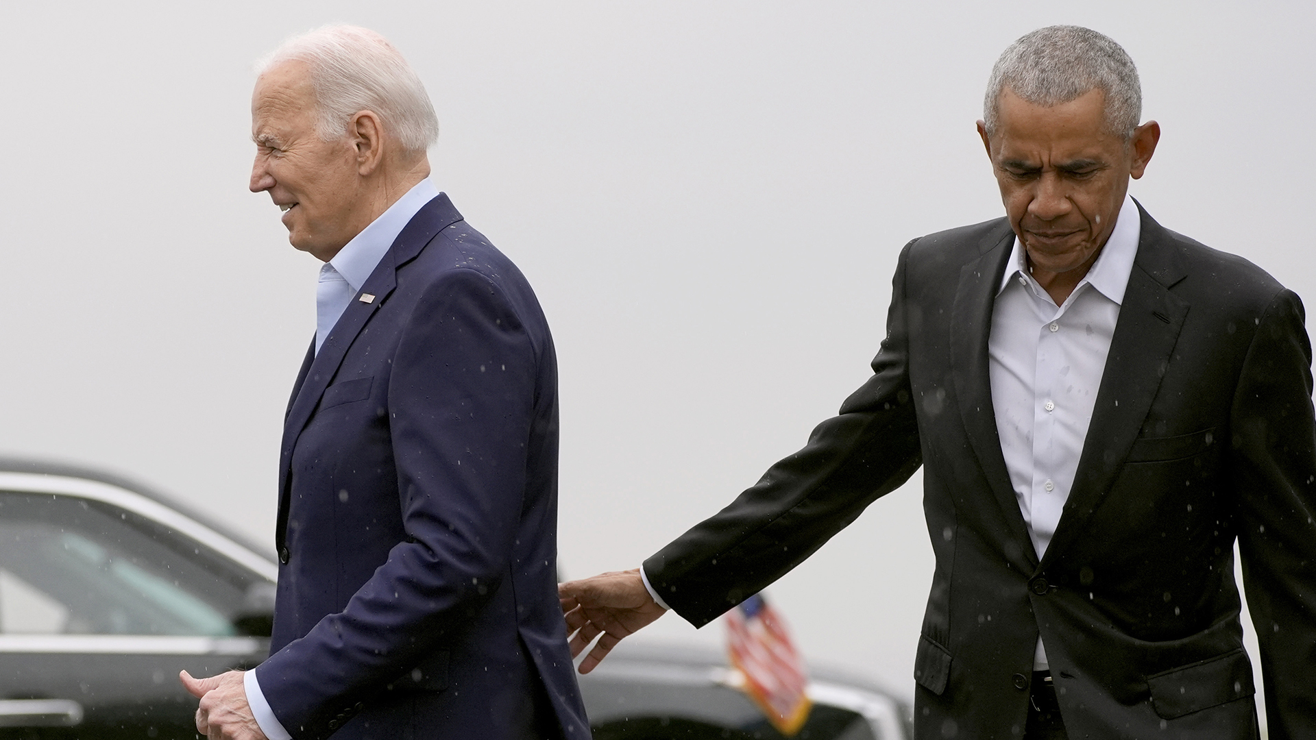 Joe Biden (à gauche) et Barack Obama arrivent à l'aéroport John F. Kennedy de New York en mars 2024.