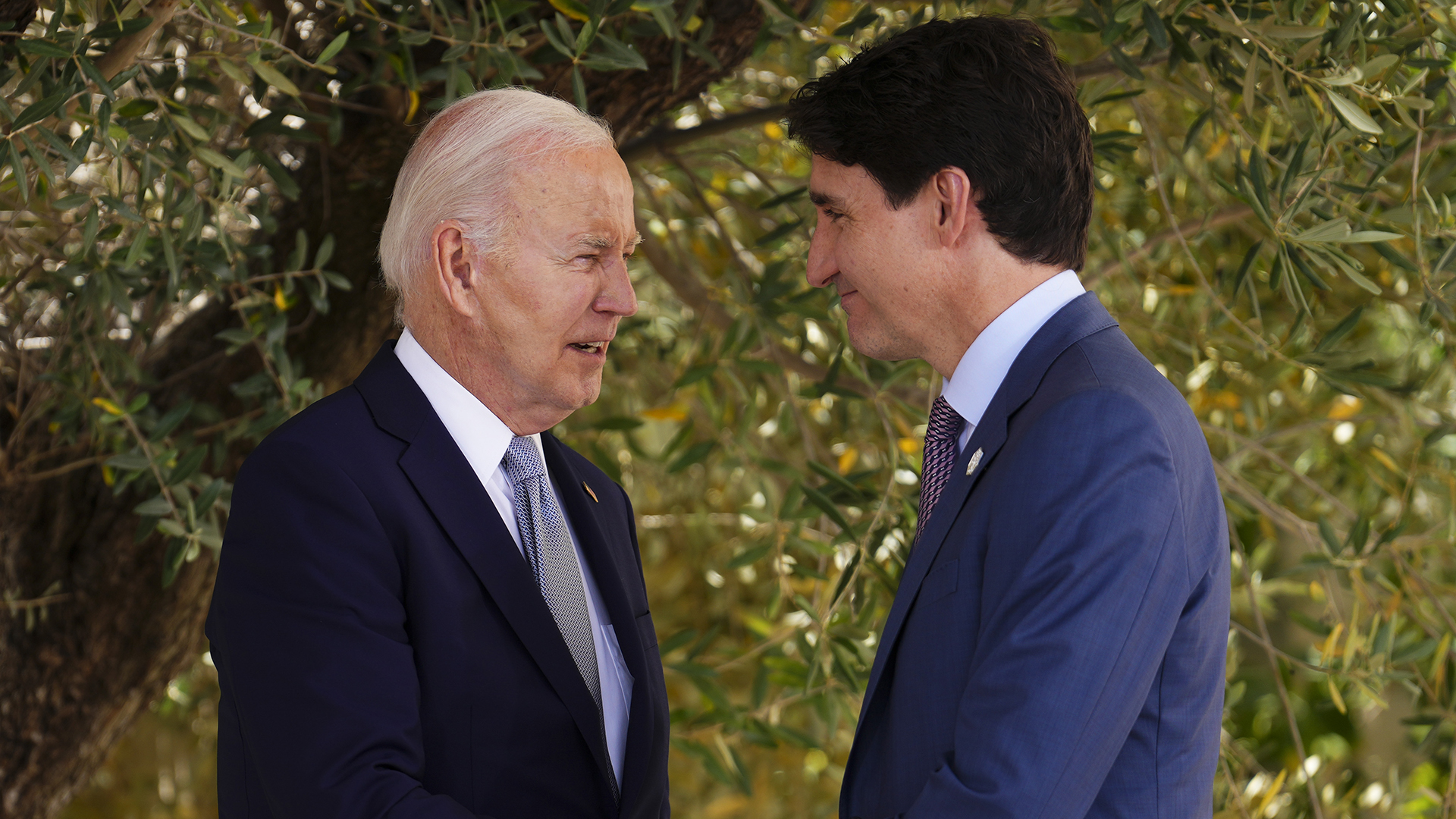 Joe Biden et Justin Trudeau discutent au G7 en Italie en juillet 2024.