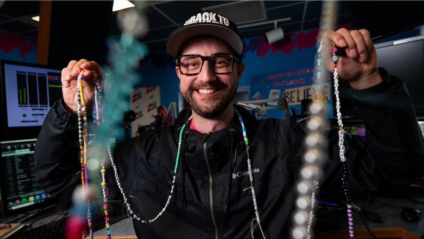 L'animateur de Z99 Radio Greg « Wheels » Moore se fait photographier à côté d'un bracelet d'amitié à Regina, le vendredi 19 juillet 2024. Le bracelet d'amitié est créé dans le but d'être le plus grand au monde et de ramener Taylor Swift dans la province. 