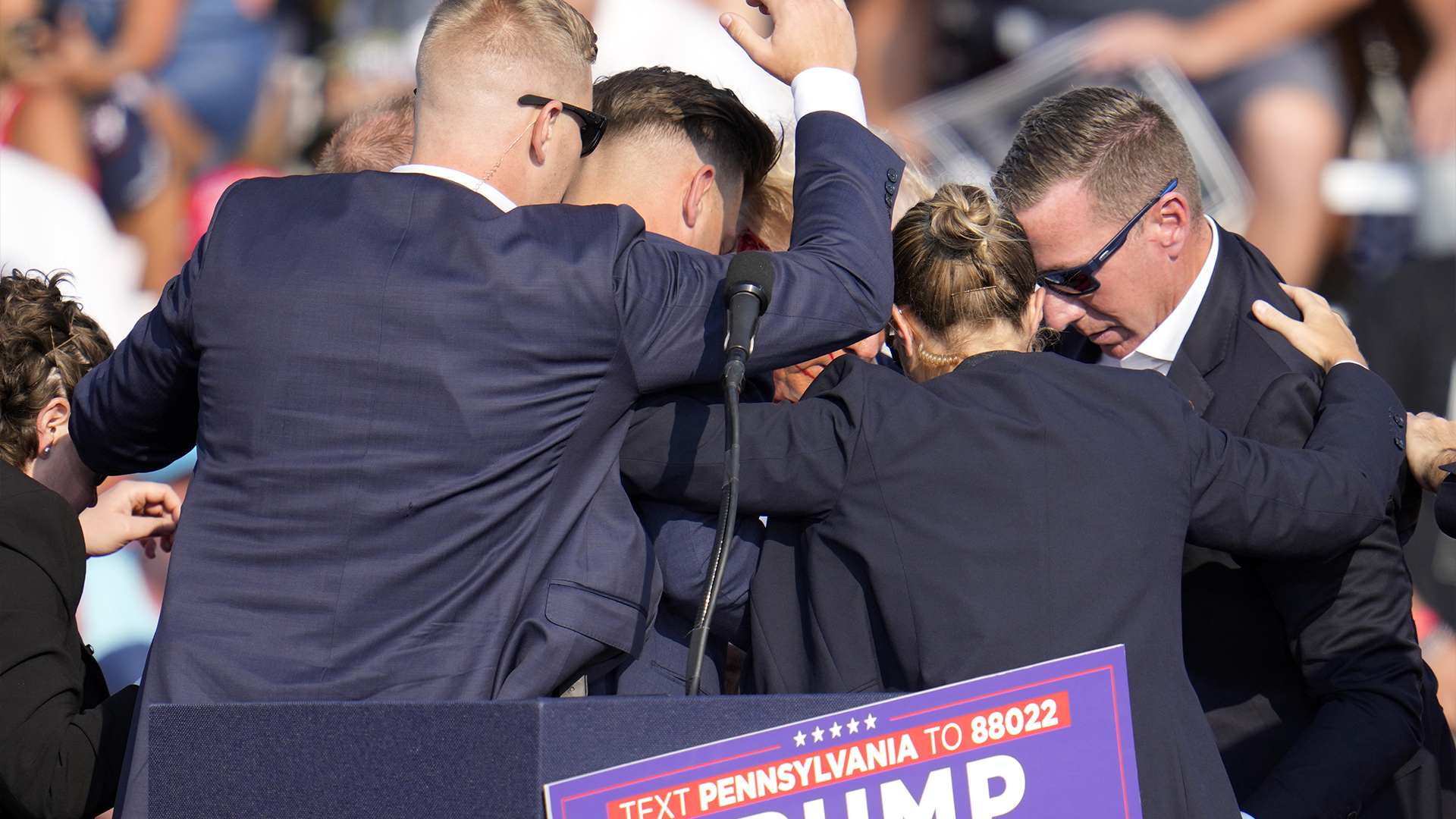 Le candidat républicain à la présidence, l'ancien président Donald Trump, est entouré par les services secrets américains lors d'un événement de campagne à Butler, en Pennsylvanie, le samedi 13 juillet 2024.