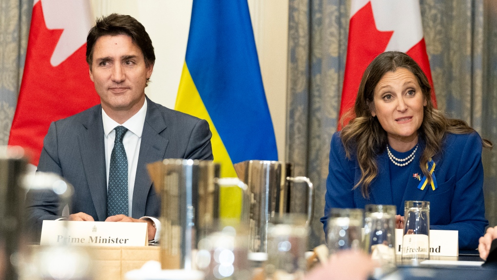 La vice-première ministre et ministre des Finances Chrystia Freeland, à droite, s'exprime avant une réunion avec des chefs d'entreprise aux côtés du premier ministre Justin Trudeau, à gauche, et du président ukrainien Volodymyr Zelenskyy (absent) à Toronto, le vendredi 22 septembre 2023.