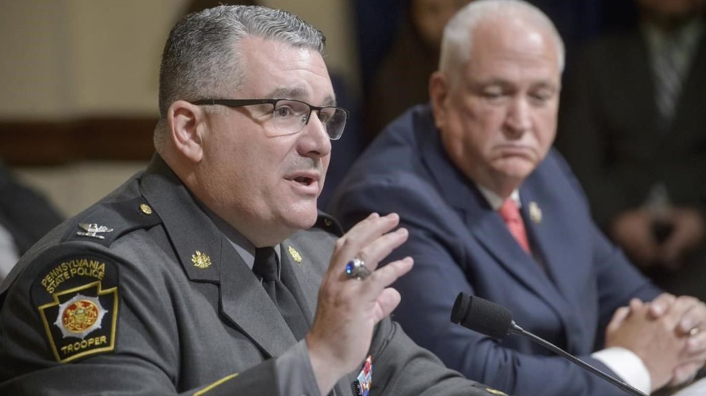 Patrick Yoes, président national de l'Ordre fraternel de la police, à droite, écoute le colonel Christopher L. Paris, commissaire de la police de l'État de Pennsylvanie, à gauche, répondre aux questions lors d'une audition de la commission de la sécurité intérieure de la Chambre des représentants sur la tentative d'assassinat du 13 juillet, sur la colline du Capitole, mardi 23 juillet 2024, à Washington.