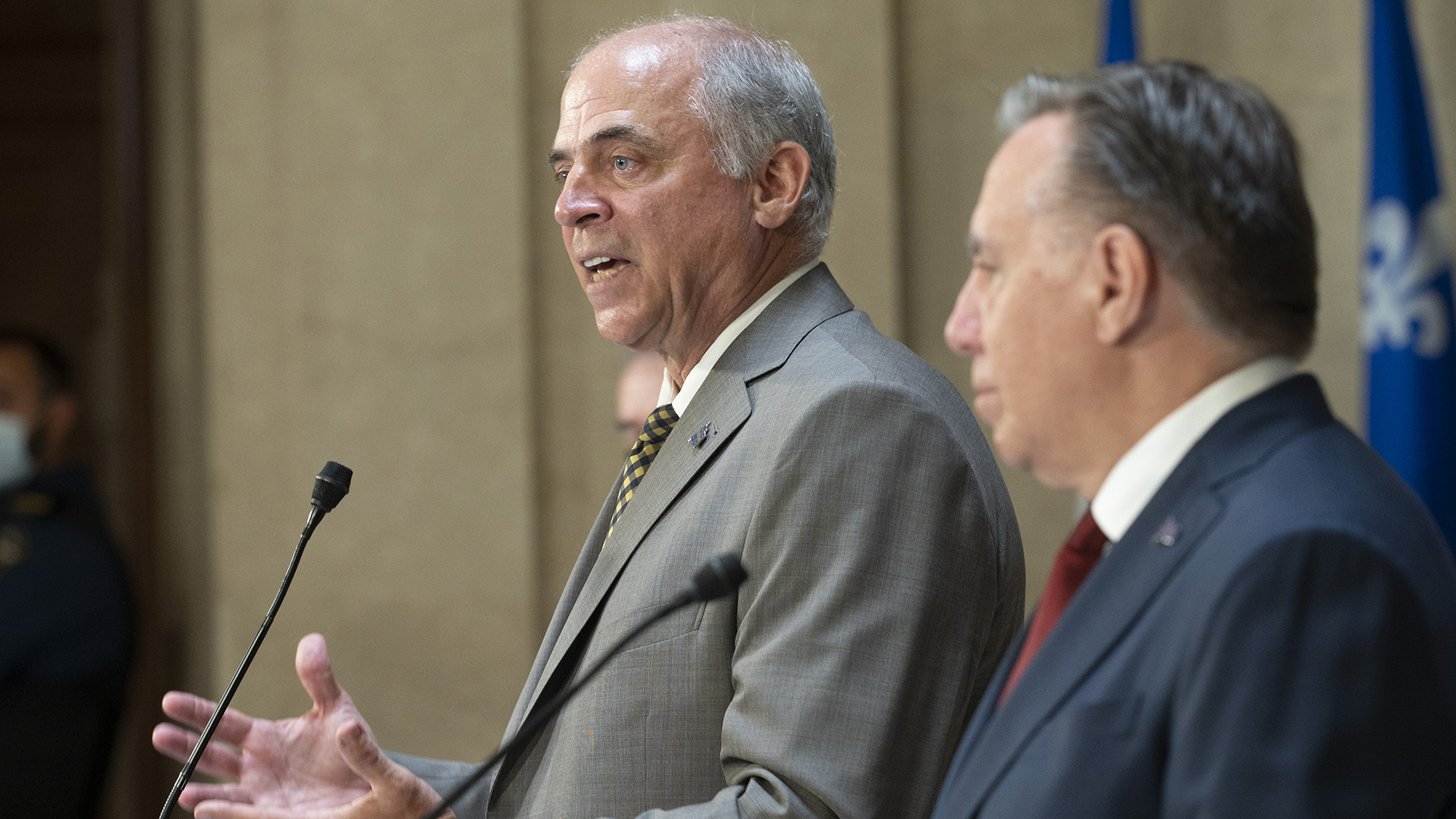 Pierre Fitzgibbon (au micro), ministre de l'Économie, et le premier ministre François Legault à l'Assemblée nationale en 2021.