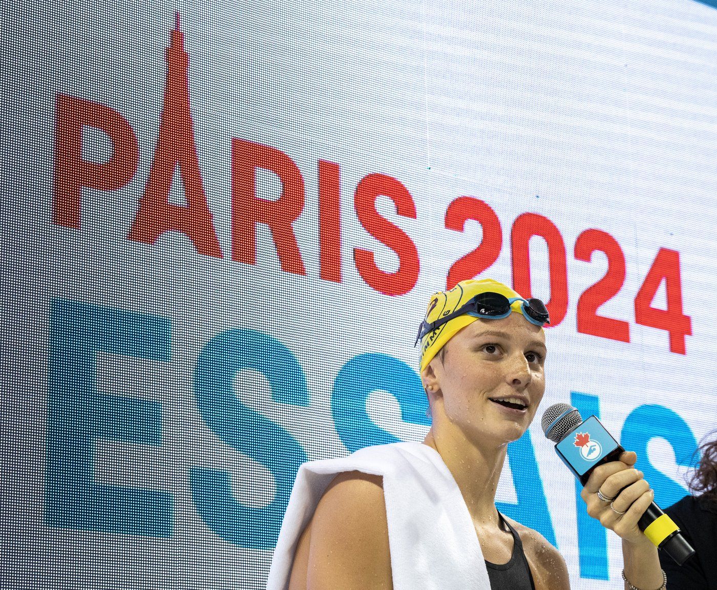 La Canadienne Summer McIntosh parle à la foule après avoir gagné l'épreuve féminine du 200 mètres style papillon aux Essais olympiques canadiens de natation, le 18 mai 2024. 