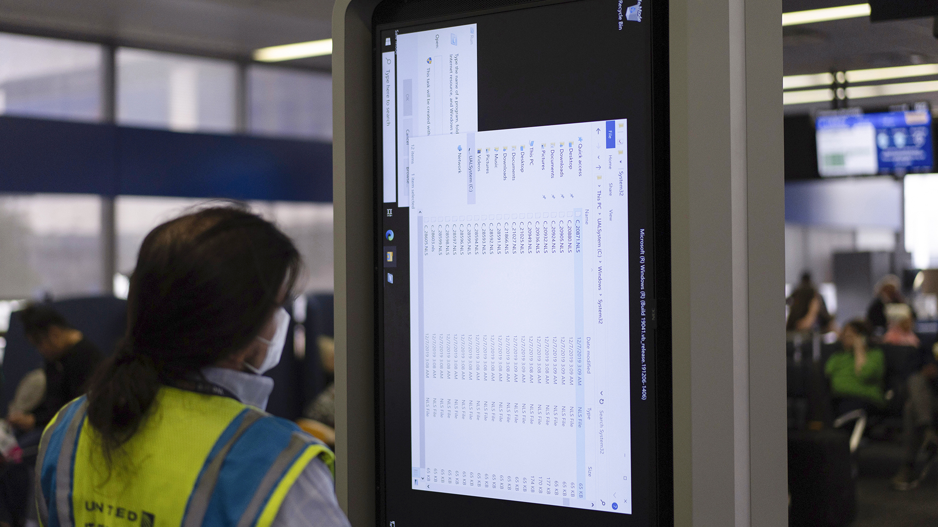 Une techniciene travaille sur un écran d'information près des portes d'embarquement de United Airlines à l'aéroport international O'Hare de Chicago, vendredi 19 juillet 2024, après qu'une mise à jour défectueuse de CrowdStrike a provoqué une panne d'internet majeure pour les ordinateurs fonctionnant sous Microsoft Windows.