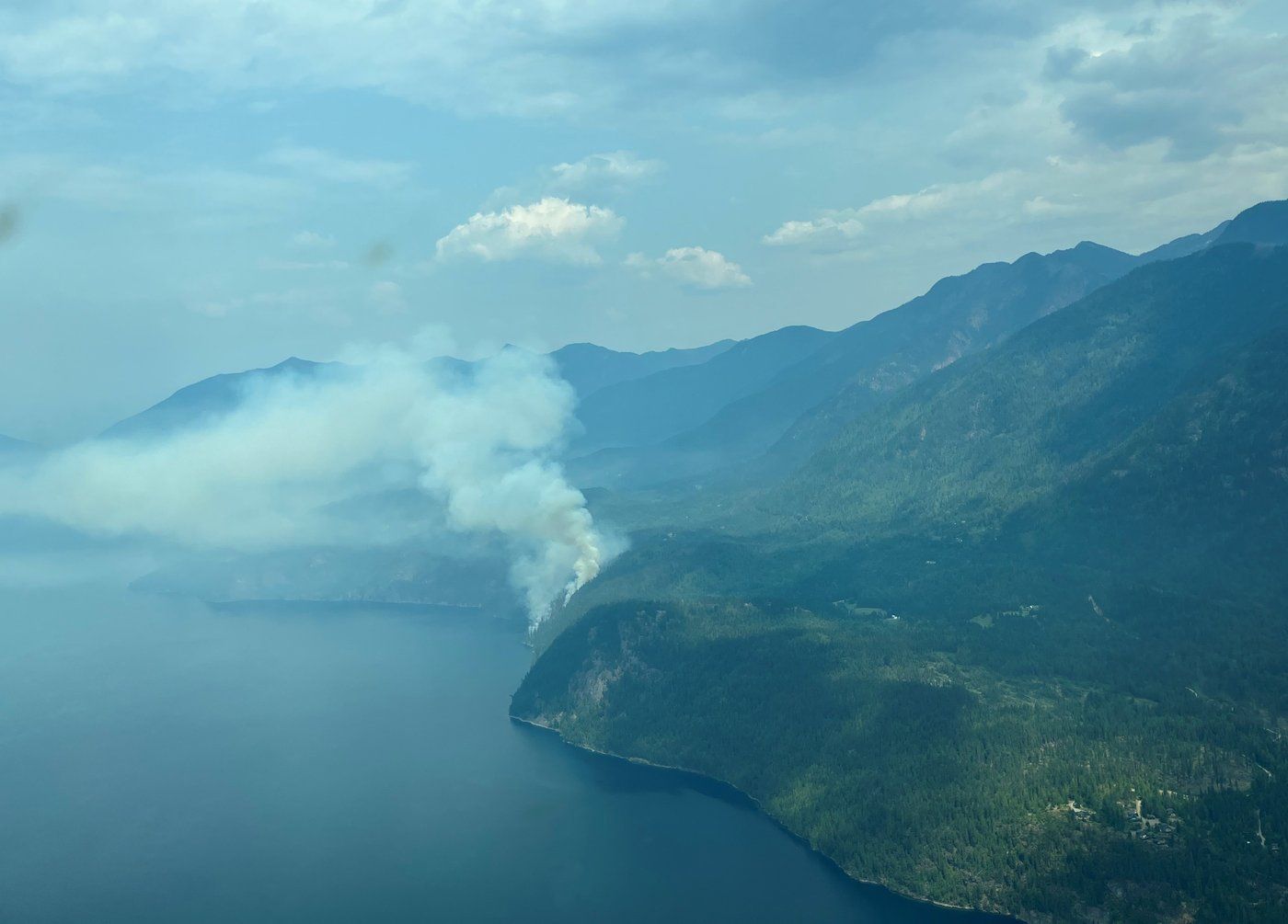 L’incendie de forêt d’Aylwin Creek brûle près de Slocan, en Colombie-Britannique, sur une photo prise le 18 juillet 2024. 