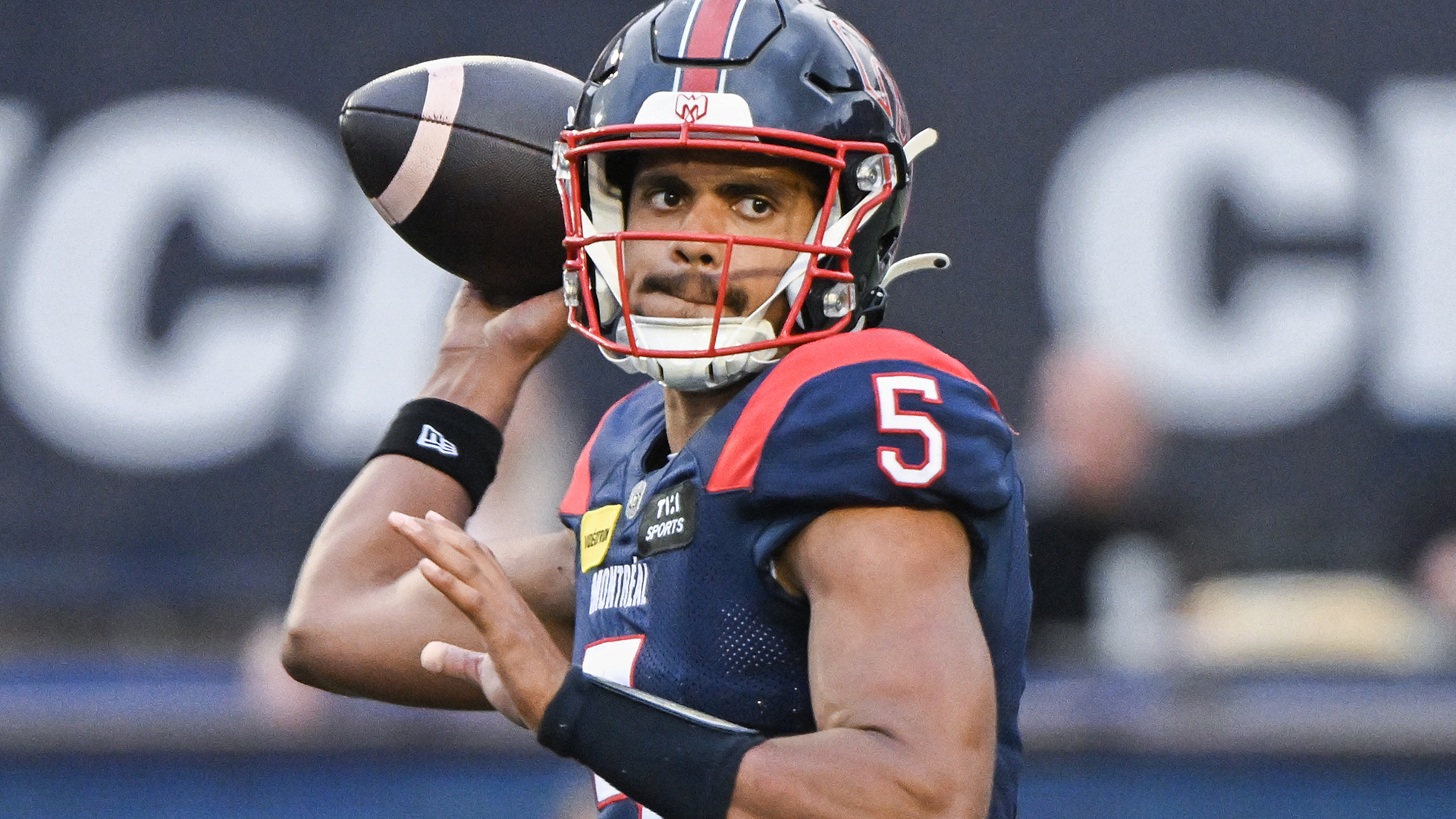 Le quart-arrière des Alouettes de Montréal Davis Alexander (10) se prépare à lancer le ballon lors de la deuxième demie d'un match face aux Roughriders de la Saskatchewan, le 25 juillet 2024, à Montréal.