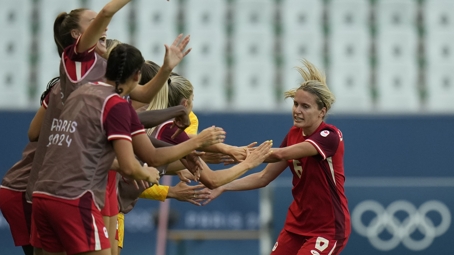 Avec ses coéquipières canadiennes, Cloé Lacasse (à droite) célèbre un but marqué contre la Nouvelle-Zélande au premier match de son équipe dans le tournoi olympique des Jeux d'été 2024 de Paris, le 25 juillet 2024.