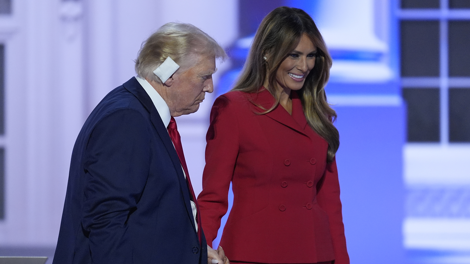 Melania Trump accompagne son époux, l'ex-président américain Donald Trump, sur scène à la convention nationale républicaine 2024, le 18 juillet à Milwaukee.