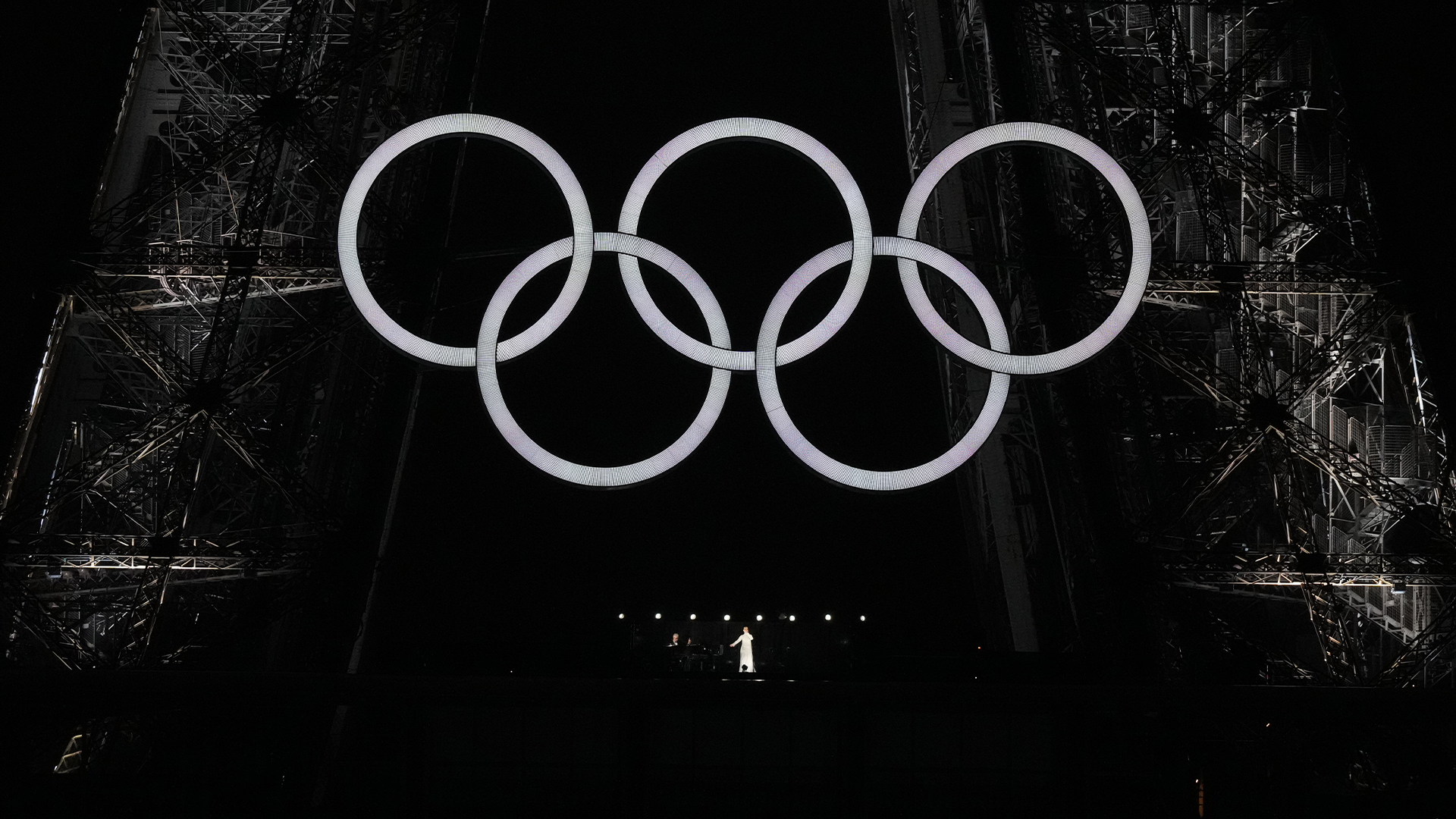 Céline Dion chante depuis la Tour Eiffel lors de la cérémonie d'ouverture des Jeux olympiques d'été de 2024 à Paris, le vendredi 26 juillet 2024. 