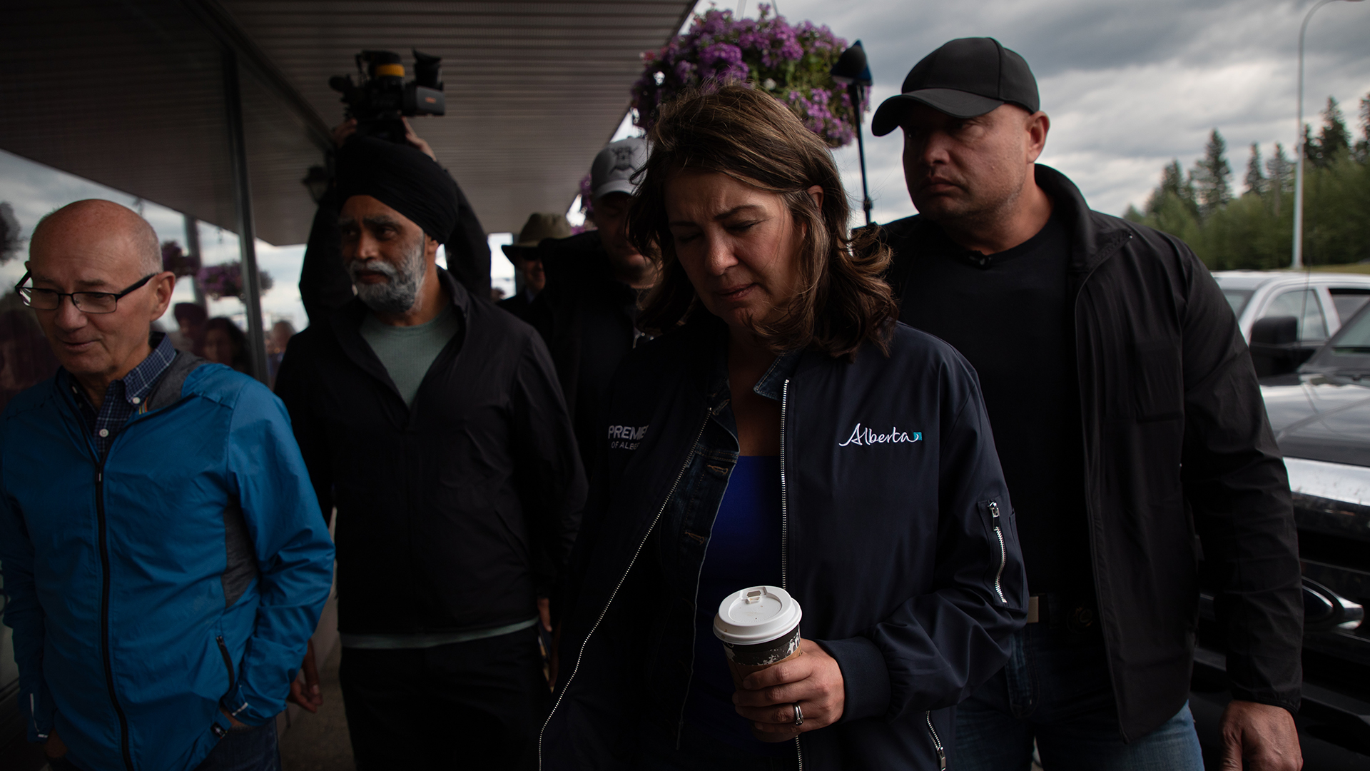 Danielle Smith (à l'avant), la première ministre de l'Alberta, à son arrivée à Hinton pour une mise à jour de la situation sur les feux de forêt en Alberta, le 26 juillet 2024.