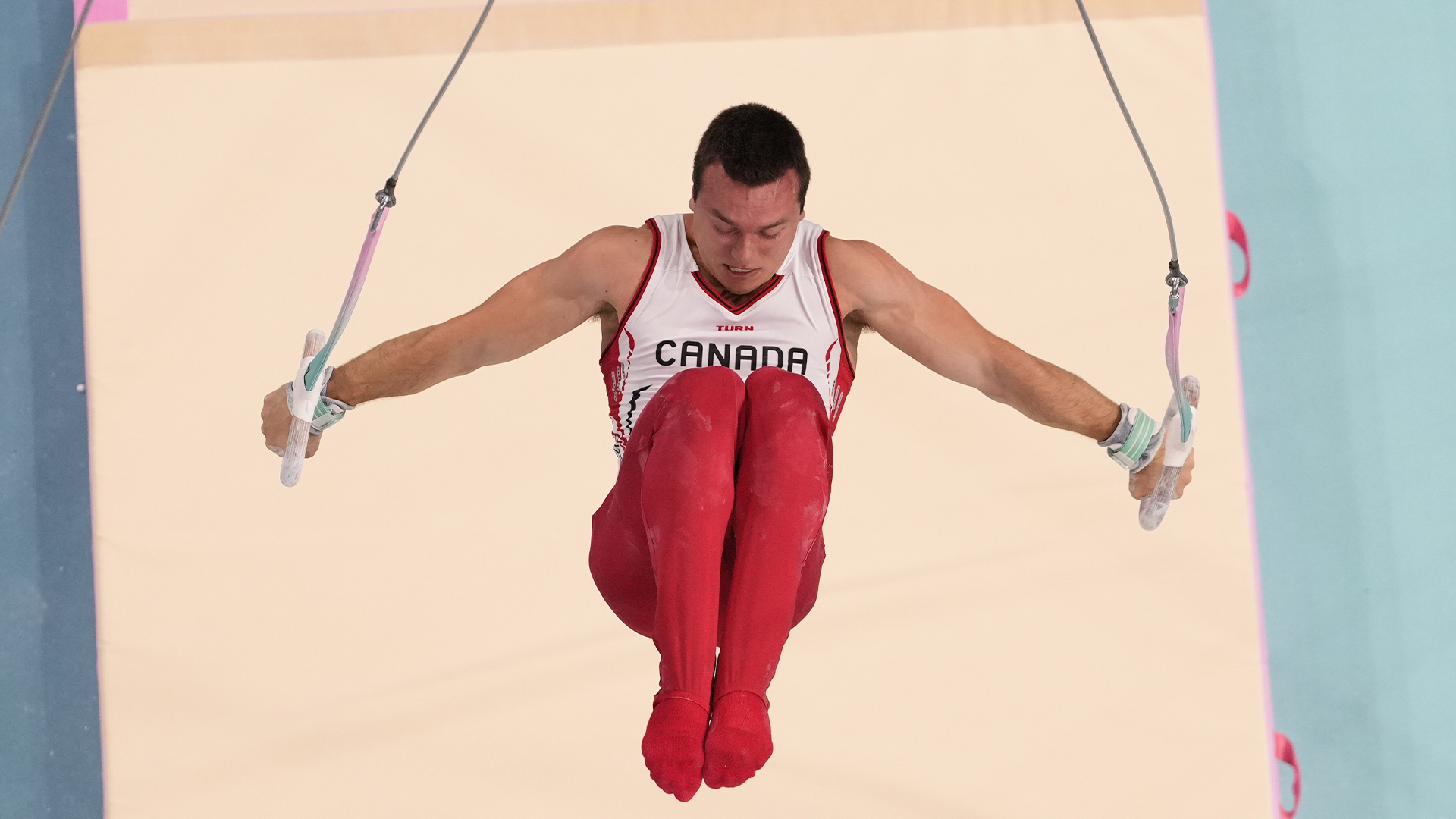 René Cournoyer, du Canada, monte aux anneaux lors d'une épreuve de qualification en gymnastique artistique masculine aux Jeux olympiques d'été de 2024, le samedi 27 juillet 2024, à Paris, en France.