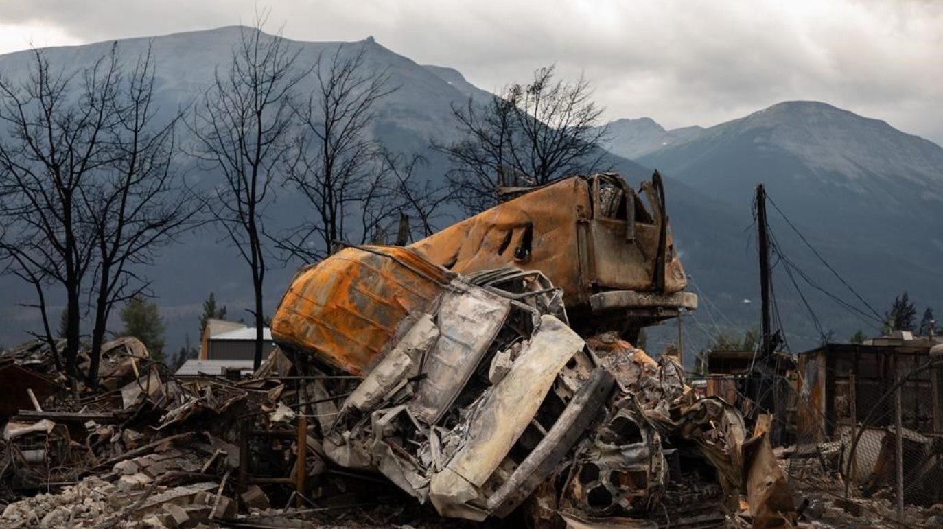 Une petite pile de voitures brûlées à Jasper, en Alberta, le vendredi 26 juillet 2024. 