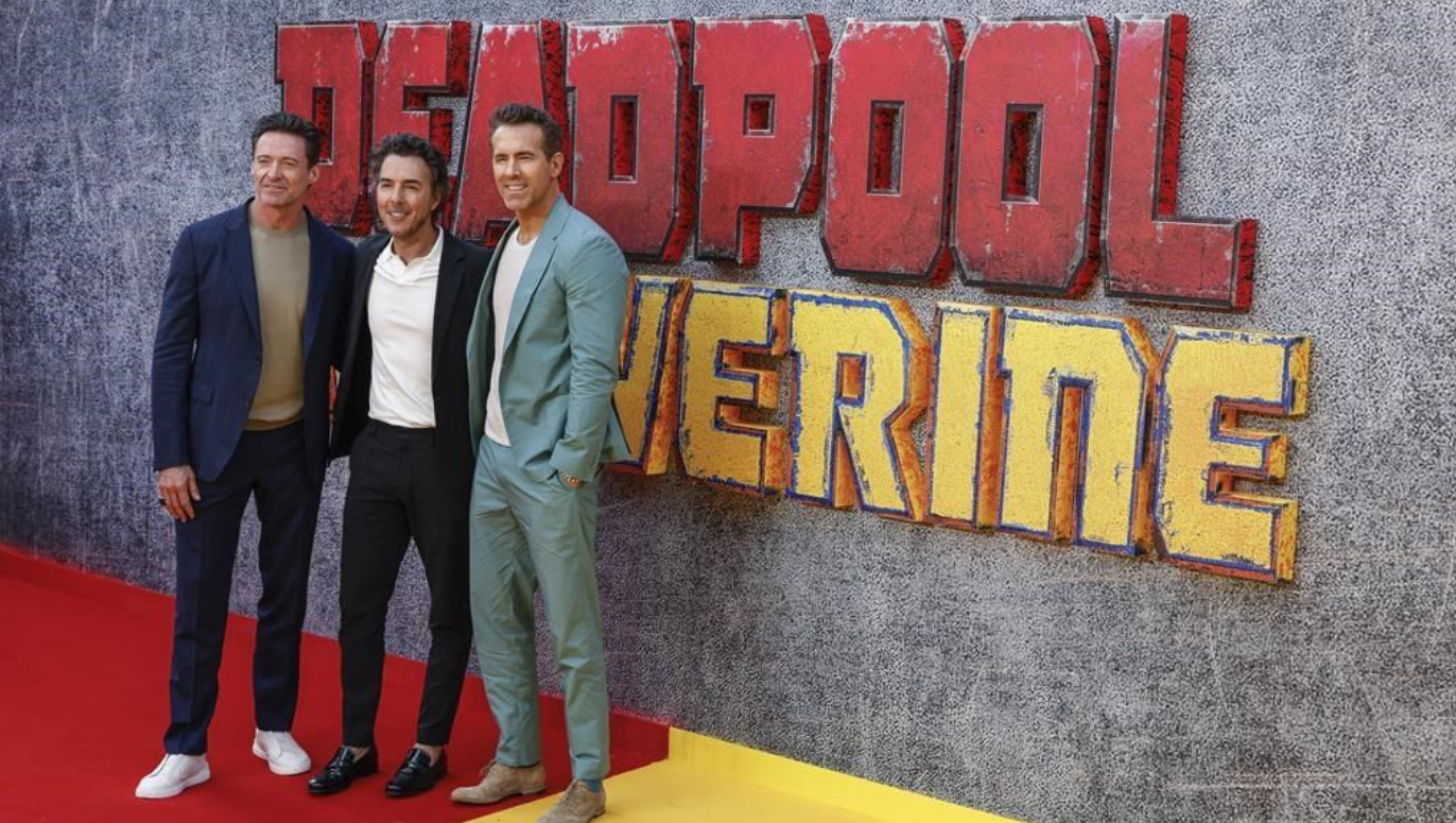 Hugh Jackman, à gauche, le réalisateur Shawn Levy et Ryan Reynolds posent pour les photographes à leur arrivée à la projection du film «Deadpool & Wolverine» le jeudi 11 juillet 2024 à Londres. 