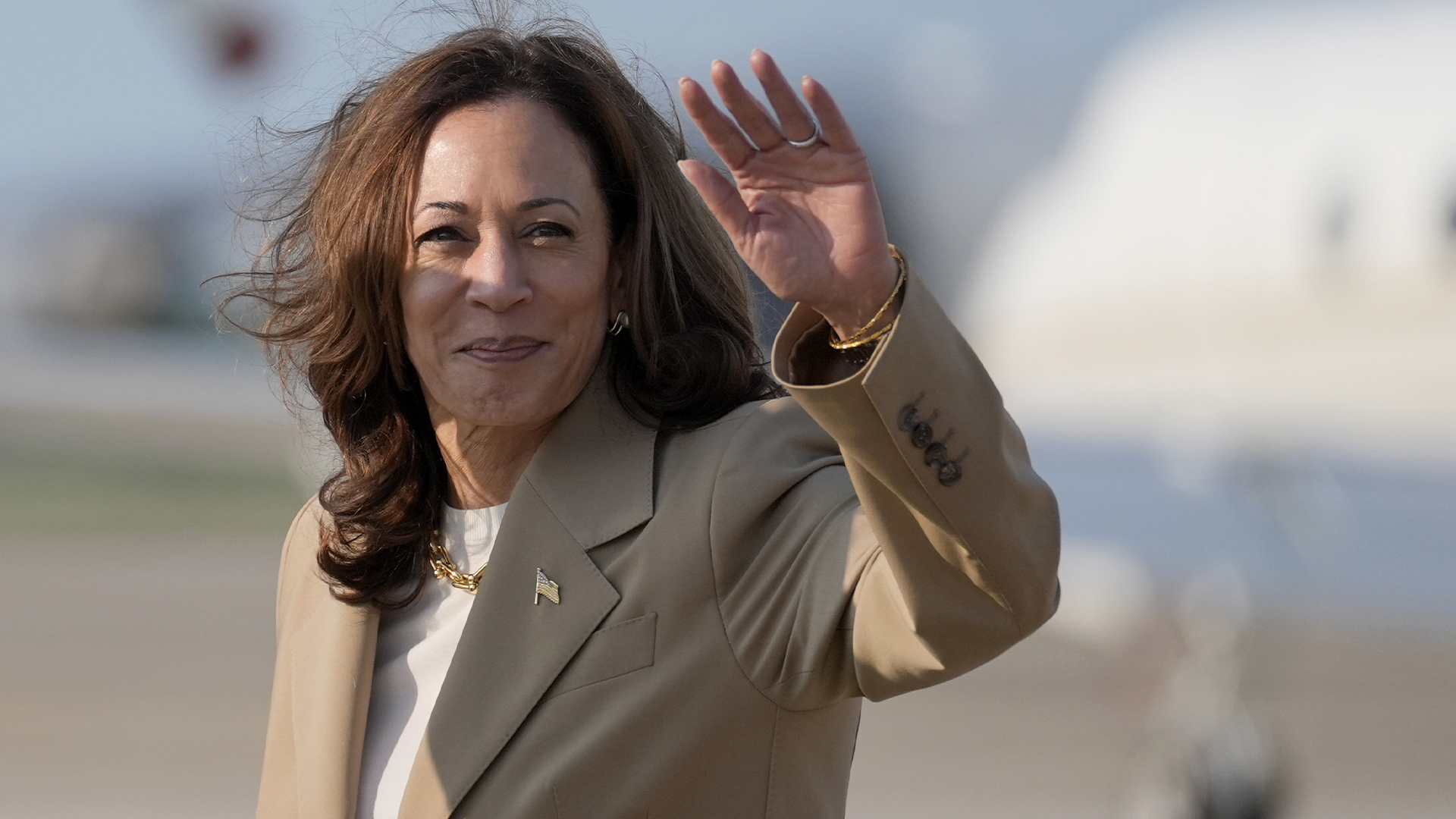 La vice-présidente Kamala Harris salue à son arrivée à la base aérienne d'Andrews, dans le Maryland, le samedi 27 juillet 2024.