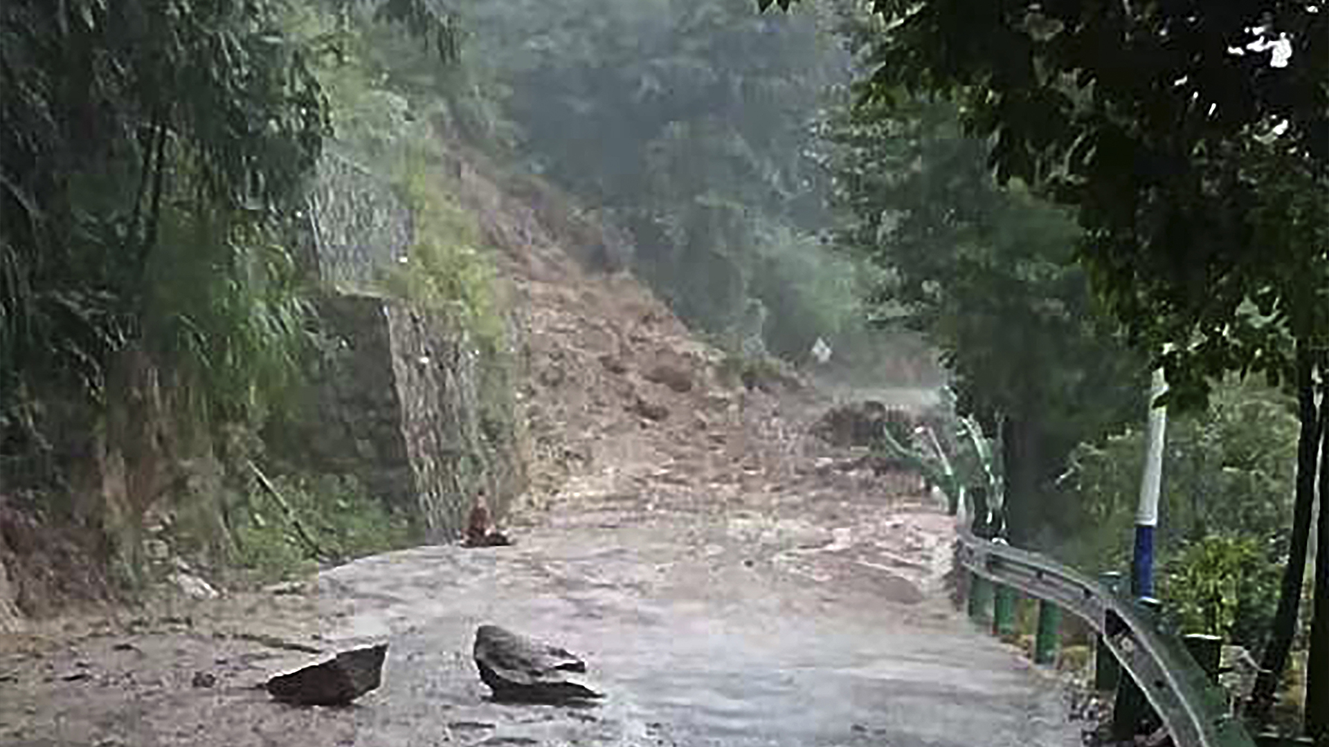 Dans cette photo publiée par l'Agence de presse Xinhua, un glissement de terrain bloque une route dans la ville de Shouyue du district de Nanyue, dans la ville de Hengyang, dans la province centrale du Hunan en Chine, le dimanche 28 juillet 2024.