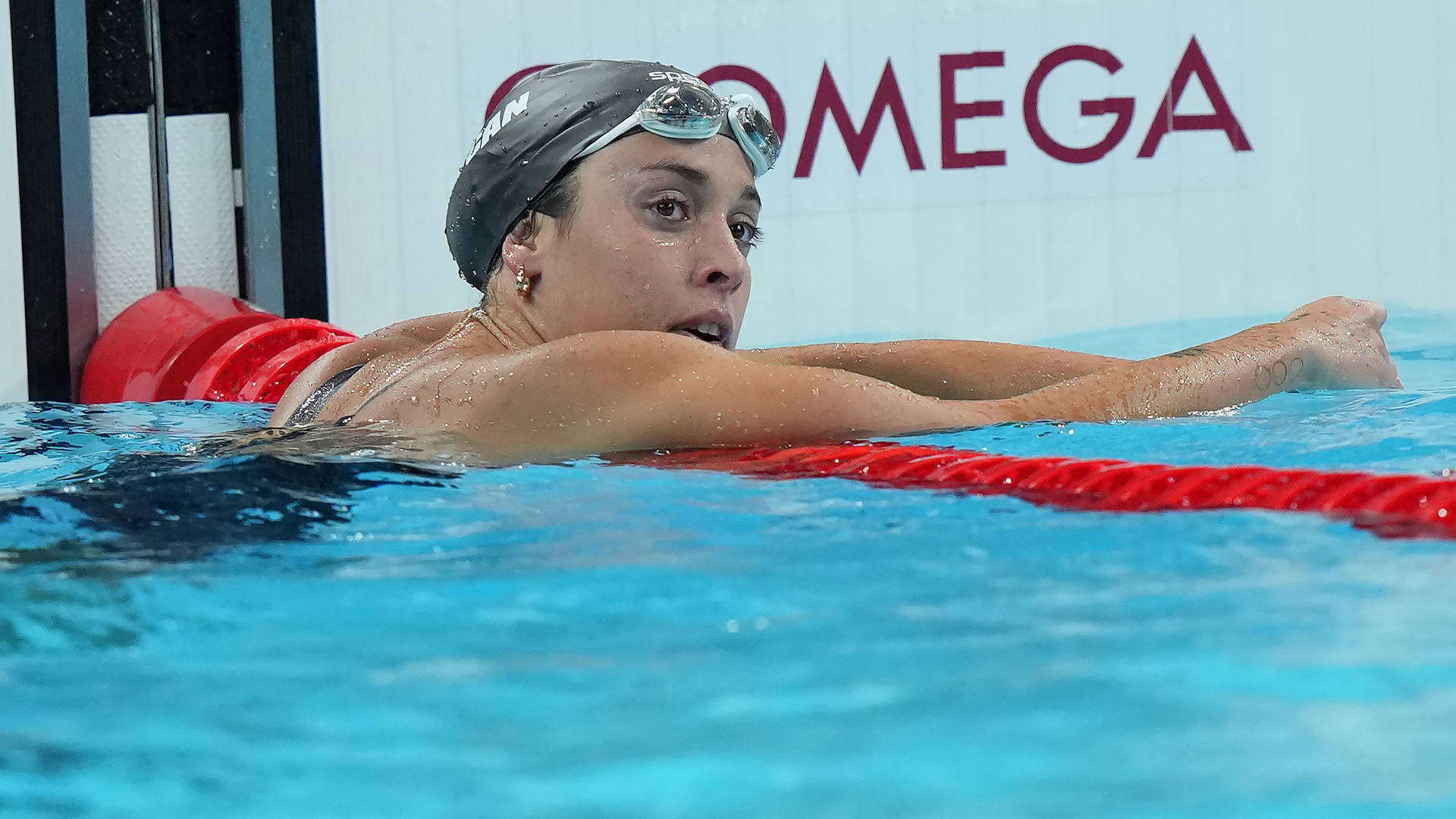 La Canadienne Mary-Sophie Harvey regarde le tableau indicateur après avoir pris le quatrième rang lors de la finale du 200 mètres style libre féminin aux Jeux olympiques de Paris, le lundi 29 juillet 2024. 