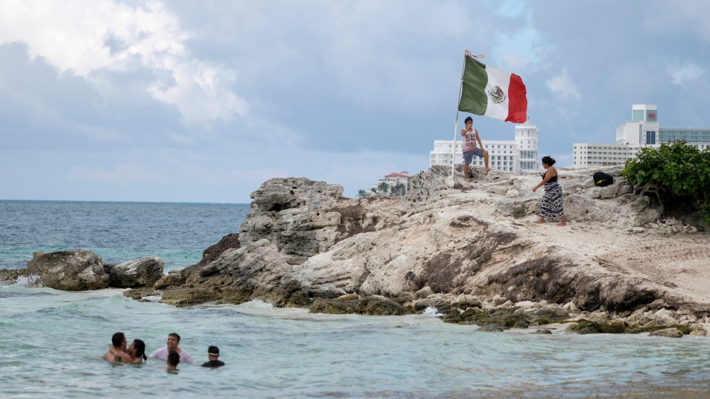 Des personnes passent du temps sur la côte de Cancun, au Mexique, samedi 13 juin 2020.