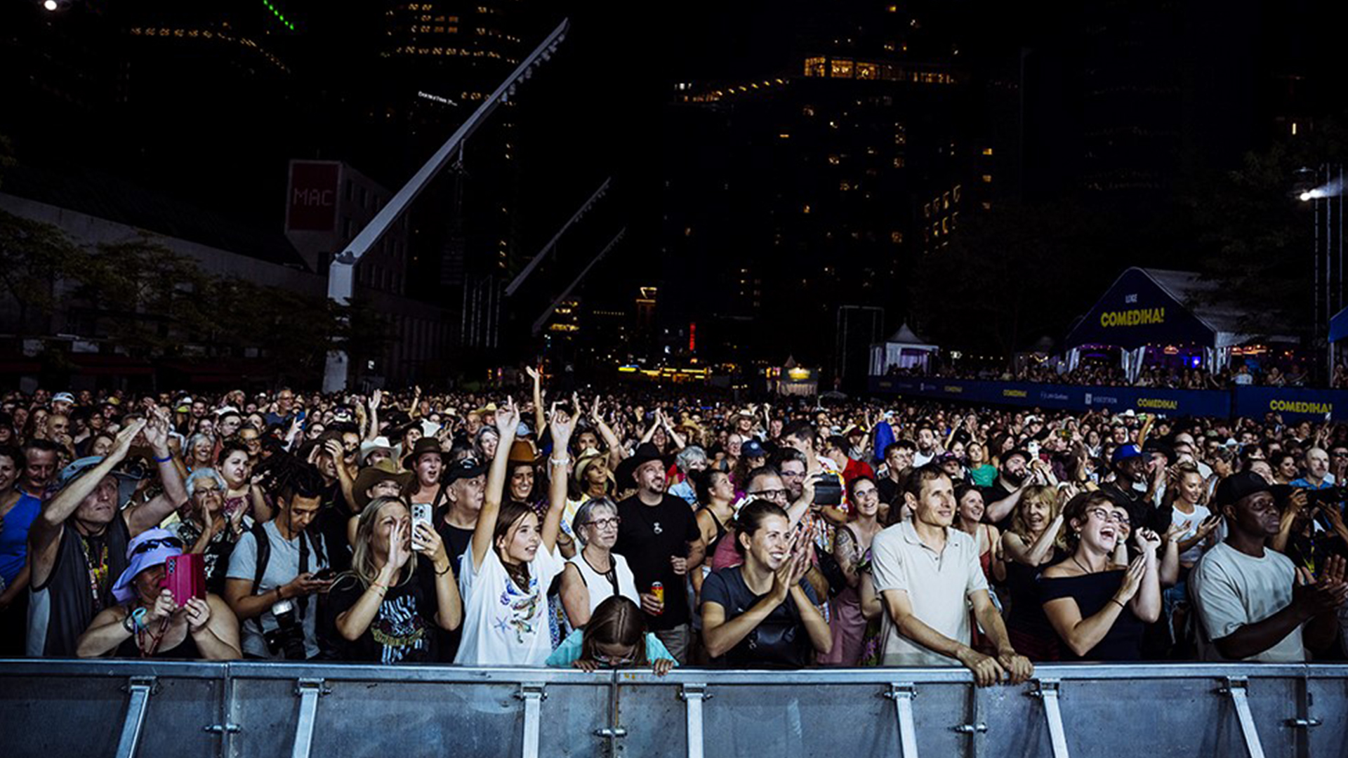 Vue sur la foule massée à la Place des Arts lors d'un spectacle du festival ComediHa! salue Montréal en juillet 2024.