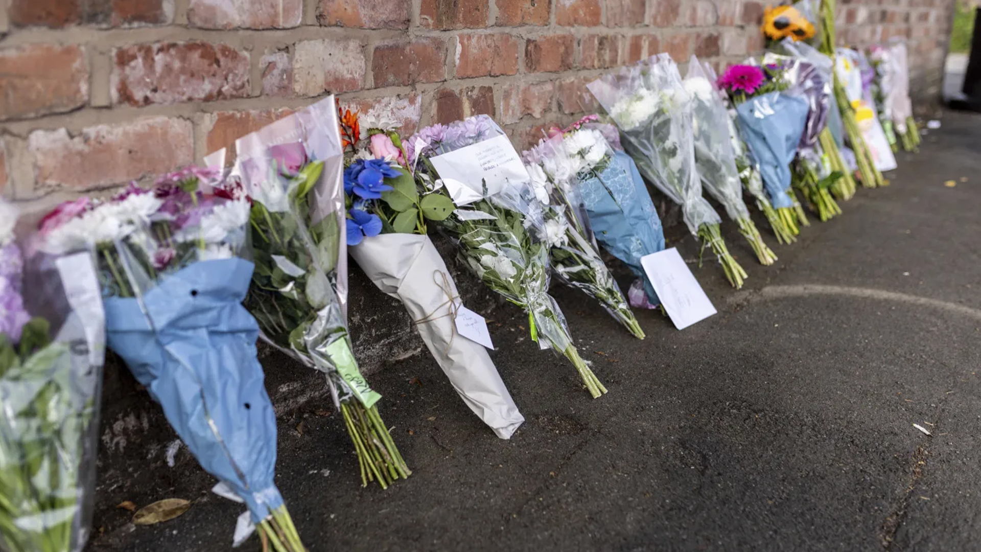 Des fleurs déposées pour rendre hommage aux victimes de l'attaque au couteau. 