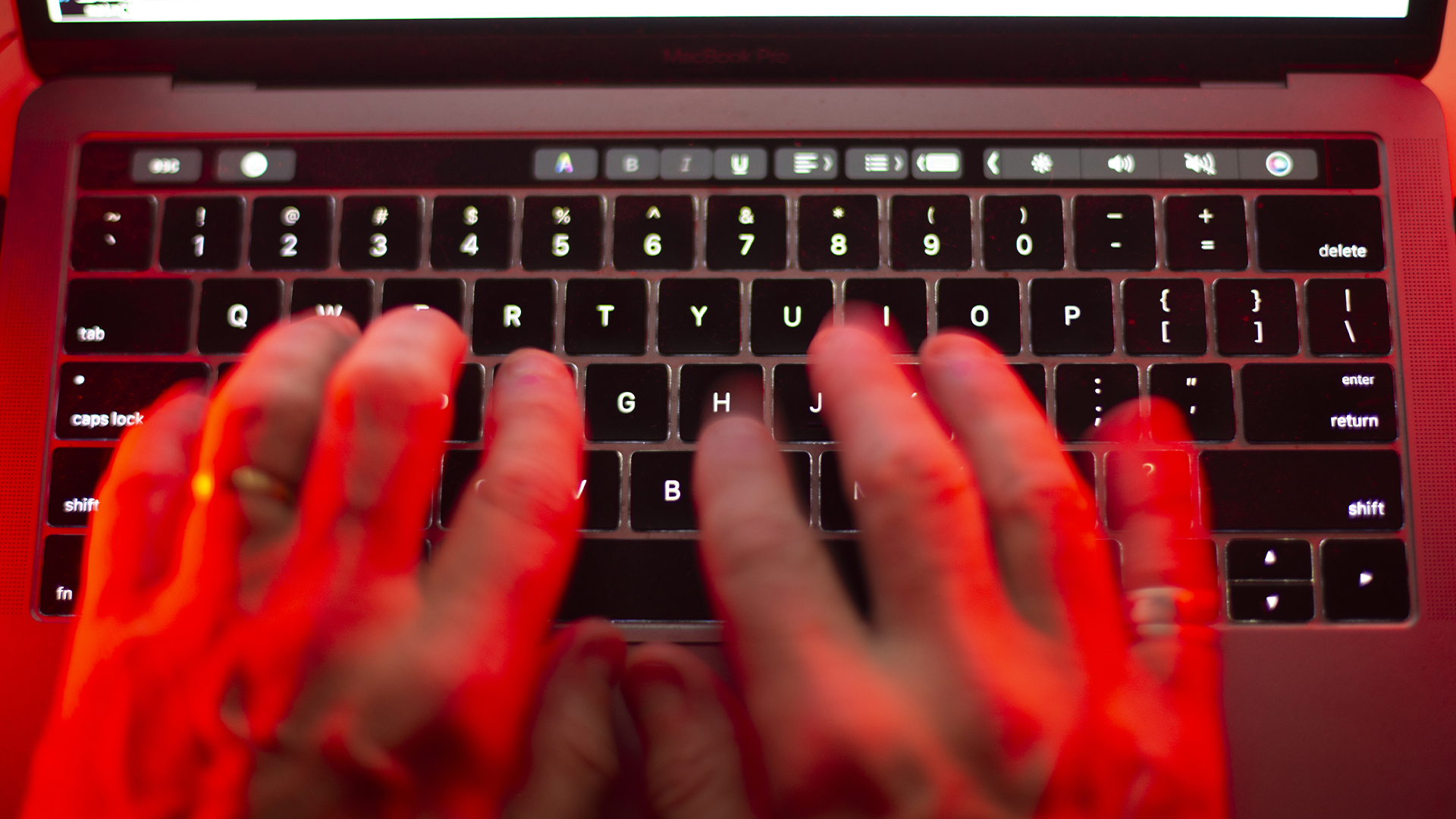 Un homme utilise un clavier d'ordinateur à Toronto dans cette photo d'illustration du dimanche 9 octobre 2023.