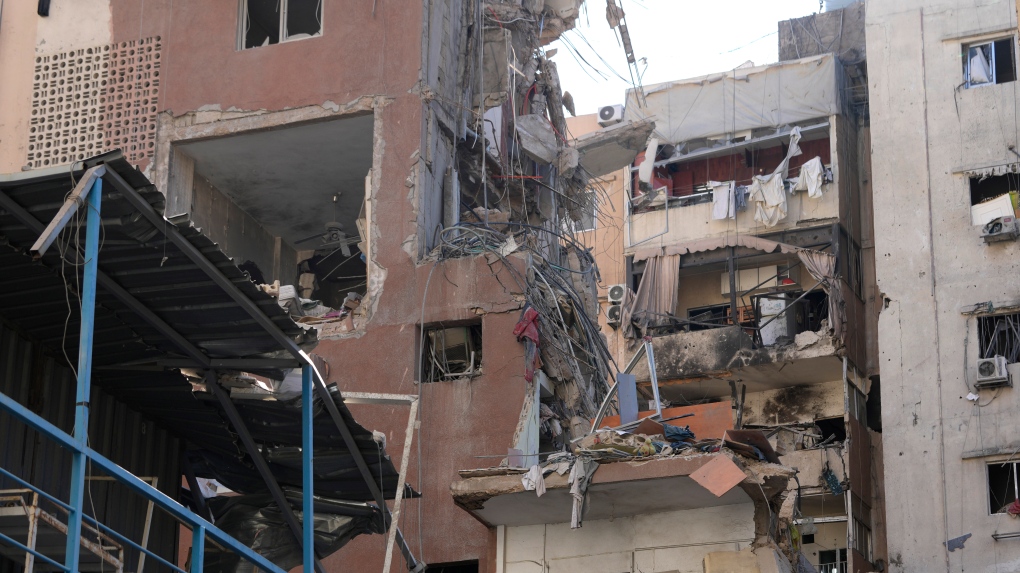 Des bâtiments sont endommagés après avoir été touchés par une frappe aérienne israélienne mardi soir dans la banlieue sud de Beyrouth, au Liban, mercredi 31 juillet 2024.