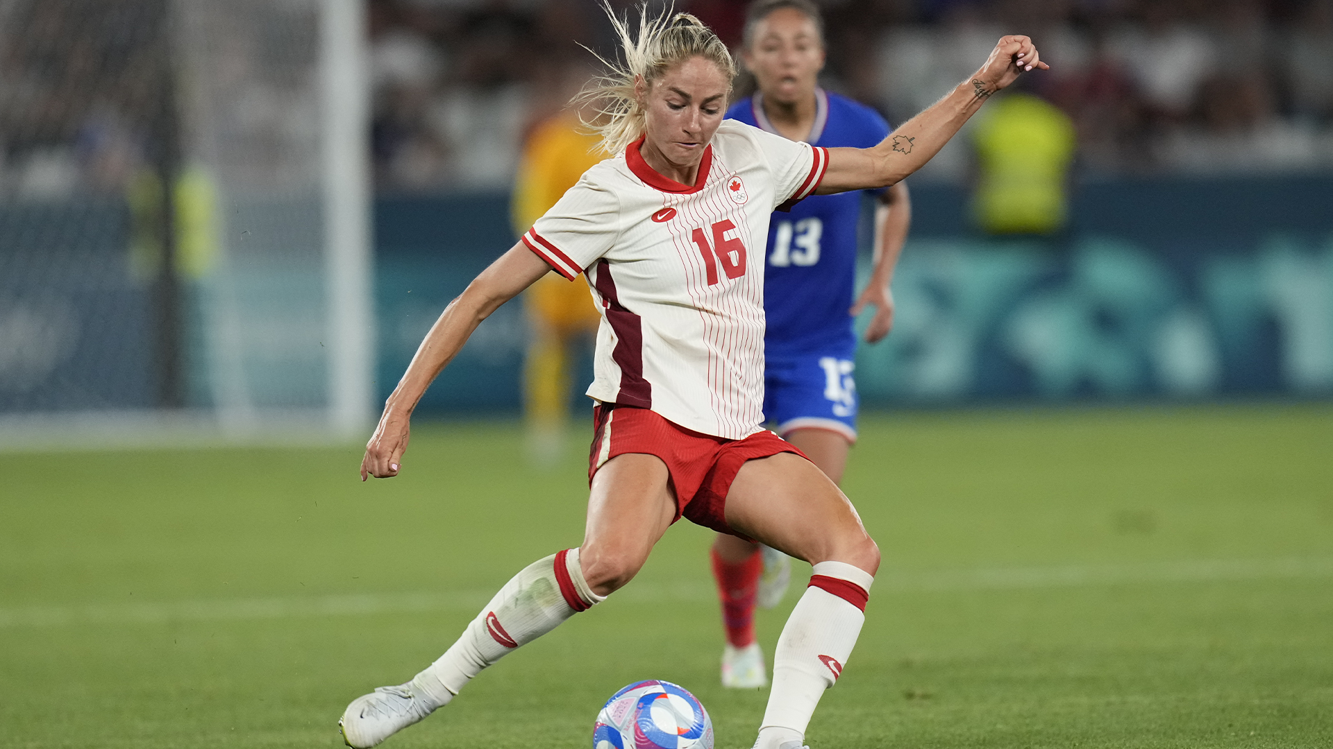 Janine Beckie du Canada passe le ballon pendant le match de football féminin du groupe A entre le Canada et la France au stade Geoffroy-Guichard pendant les Jeux olympiques d'été de 2024, dimanche 28 juillet 2024, à Saint-Étienne, France.