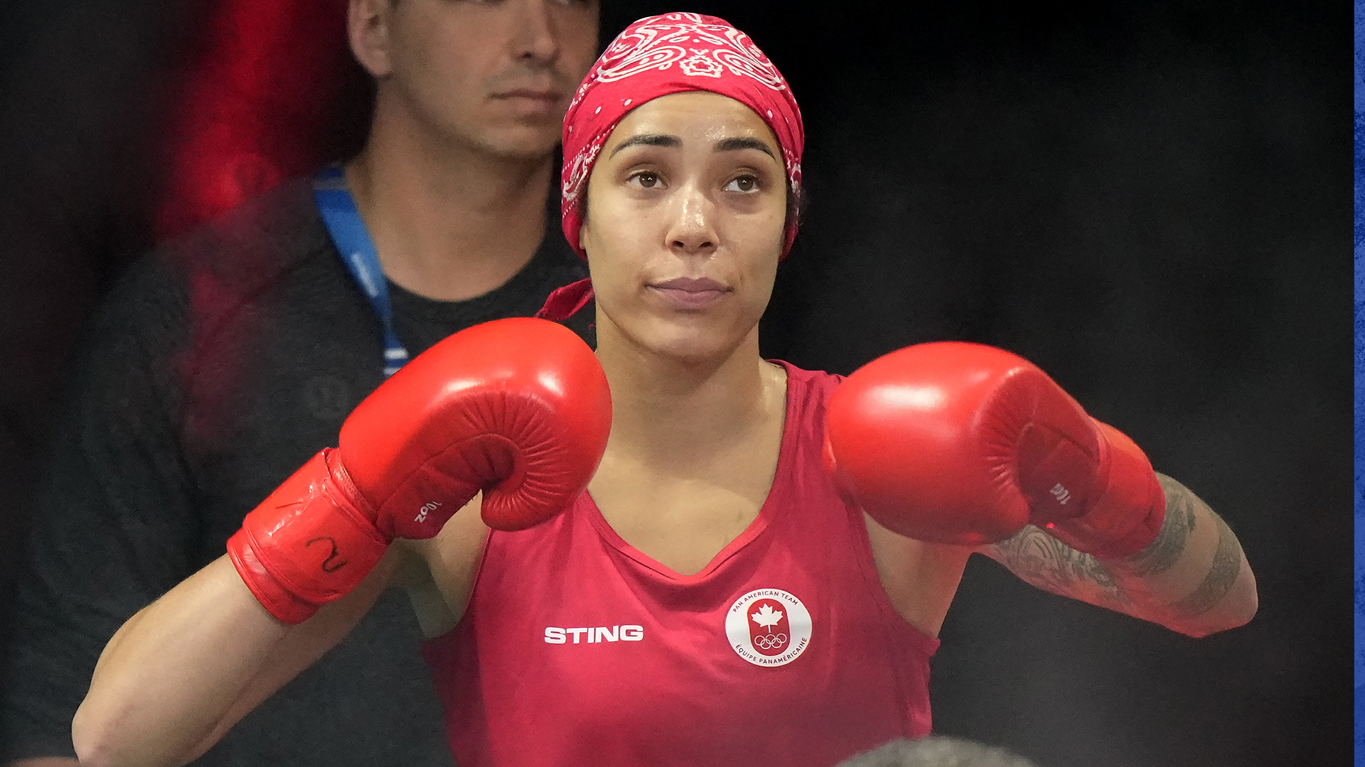 La boxeuse canadienne Tammara Thibeault arrive sur le ring pour son combat pour la médaille d'or des poids moyens aux Jeux panaméricains de Santiago du Chili, le vendredi 27 octobre 2023.