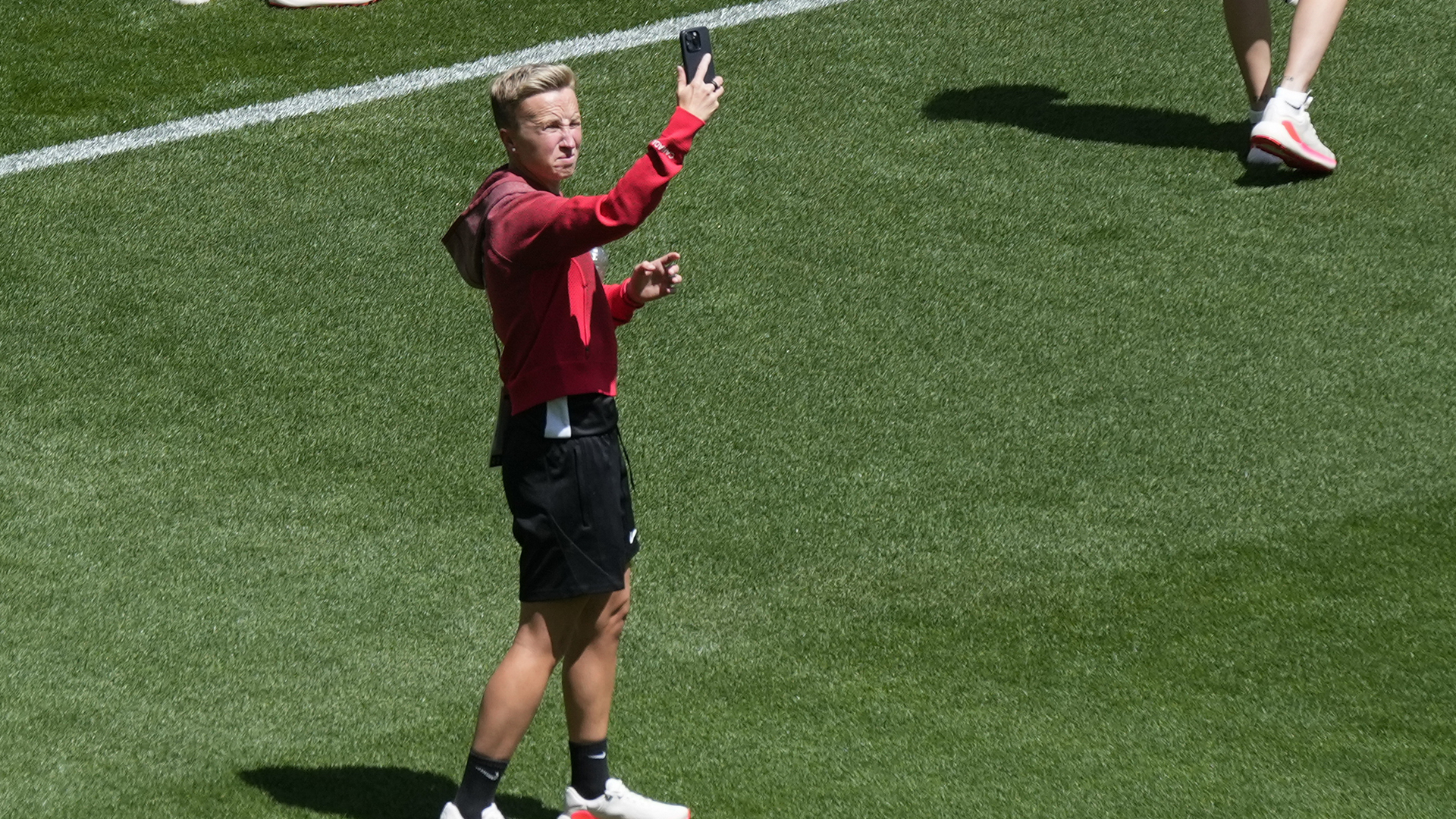 Bev Priestman lors d'un entraînement de l'équipe canadienne de soccer féminin à Paris quelques jours avant le début des Jeux olympiques d'été, en juillet 2024.