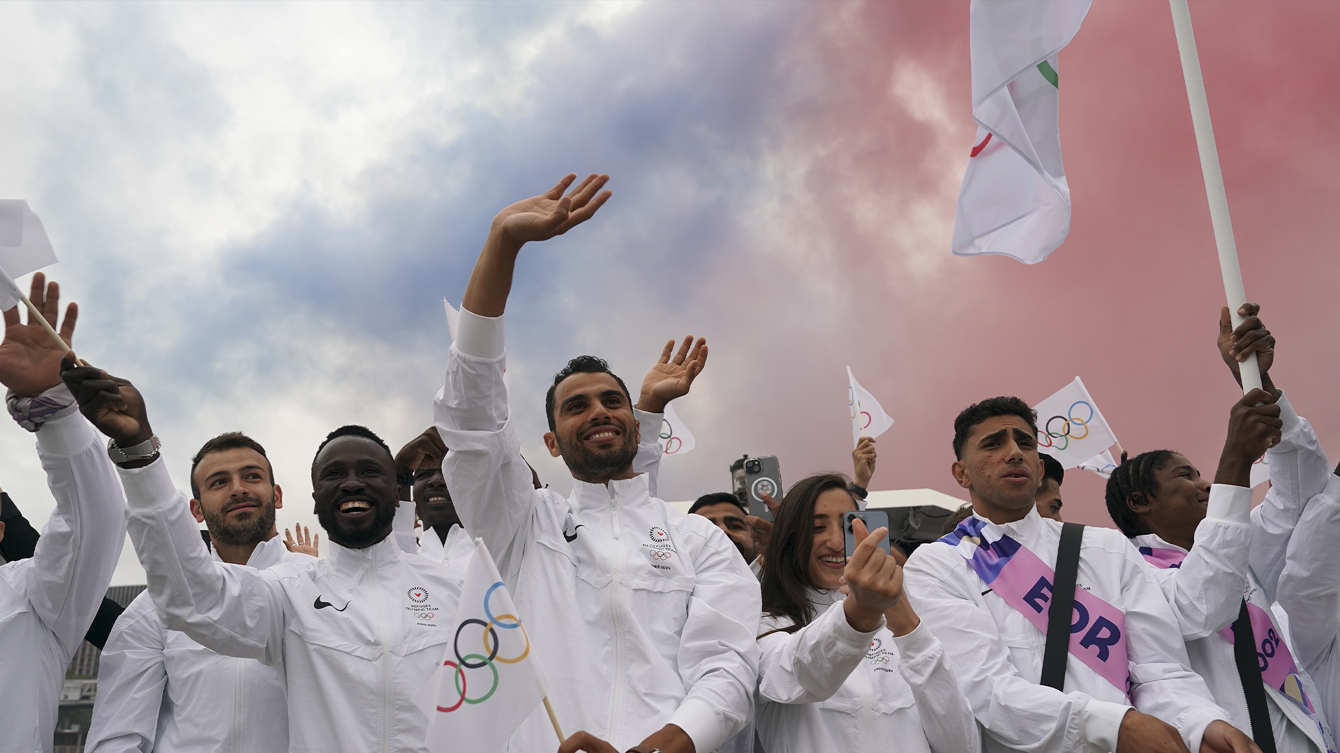 Sur cette image diffusée par le CIO, des membres de l'équipe olympique des réfugiés descendent la Seine en bateau à Paris, France, le vendredi 26 juillet 2024, lors de la cérémonie d'ouverture des Jeux olympiques d'été de 2024. 