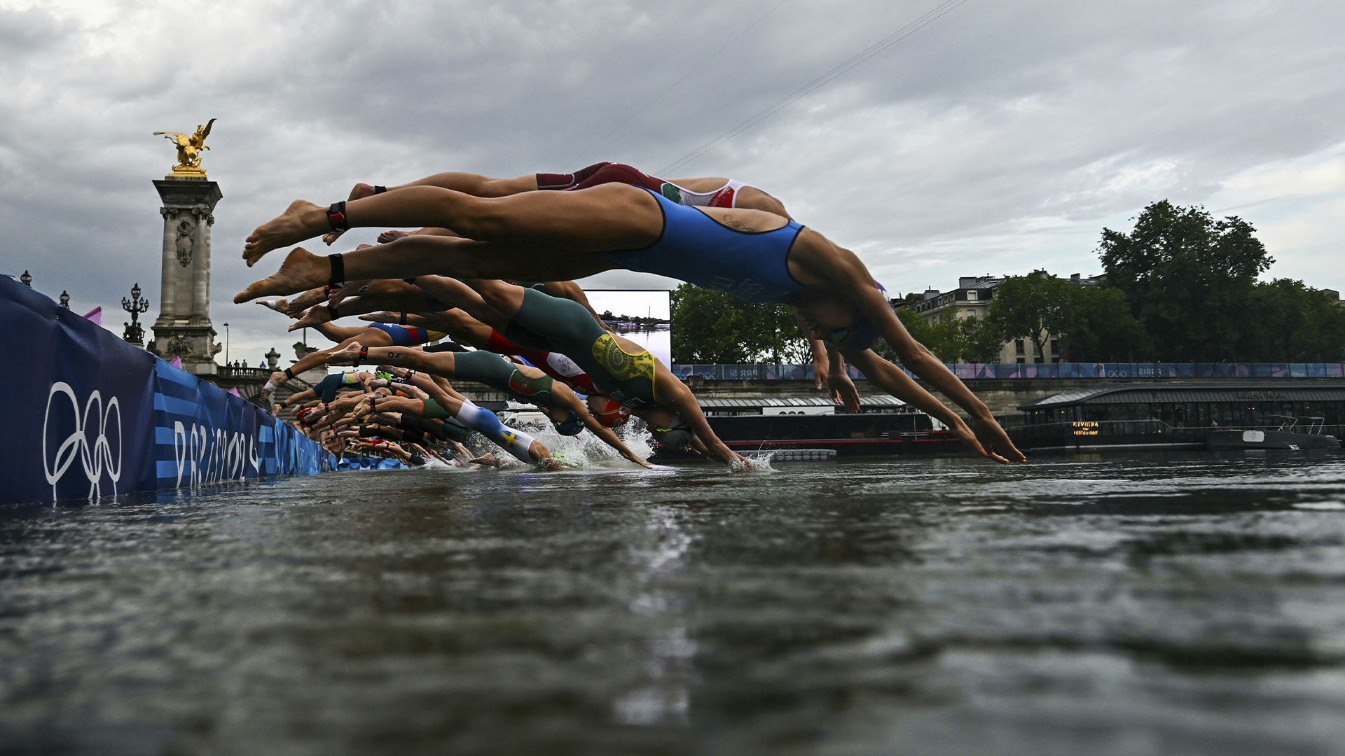 Les athlètes participent à la course de natation dans la Seine pendant le triathlon individuel féminin aux Jeux olympiques d'été de 2024, mercredi 31 juillet 2024 à Paris, France. 