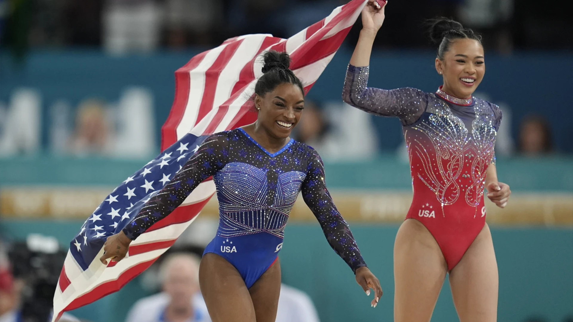 Simon Biles, à gauche, célèbre avec sa coéquipière Suni Lee, des États-Unis, après avoir remporté respectivement les médailles d'or et de bronze dans la finale du concours général de gymnastique artistique féminine dans l'Aréna de Bercy aux Jeux olympiques d'été de 2024, le jeudi 1er août 2024, à Paris, en France.