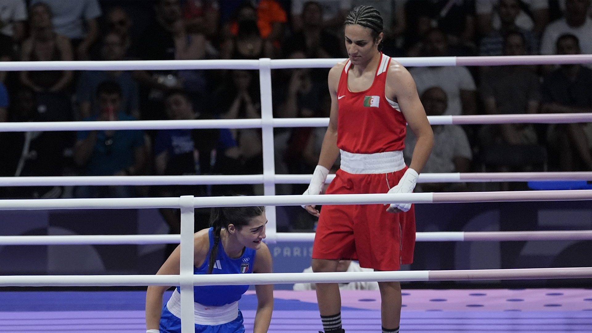 L'Algérienne Imane Khelif (à droite) regarde vers son adversaire italienne Angela Carini qui vient d'abandonner dans leur affrontement en boxe aux Jeux olympiques d'été 2024 de Paris le 1er août.