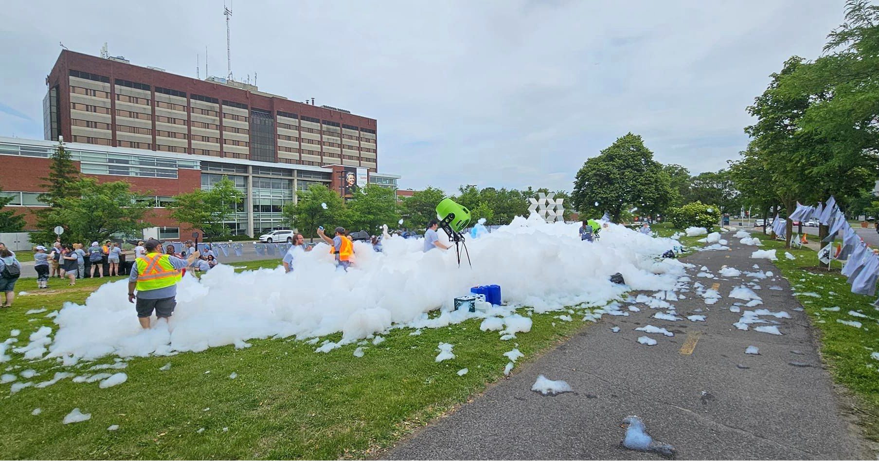 Le 18 juin dernier, les syndiqués ont tenu une première activité de mobilisation, un bain moussant pour dénoncer le recours au privé dans les services de buanderie.